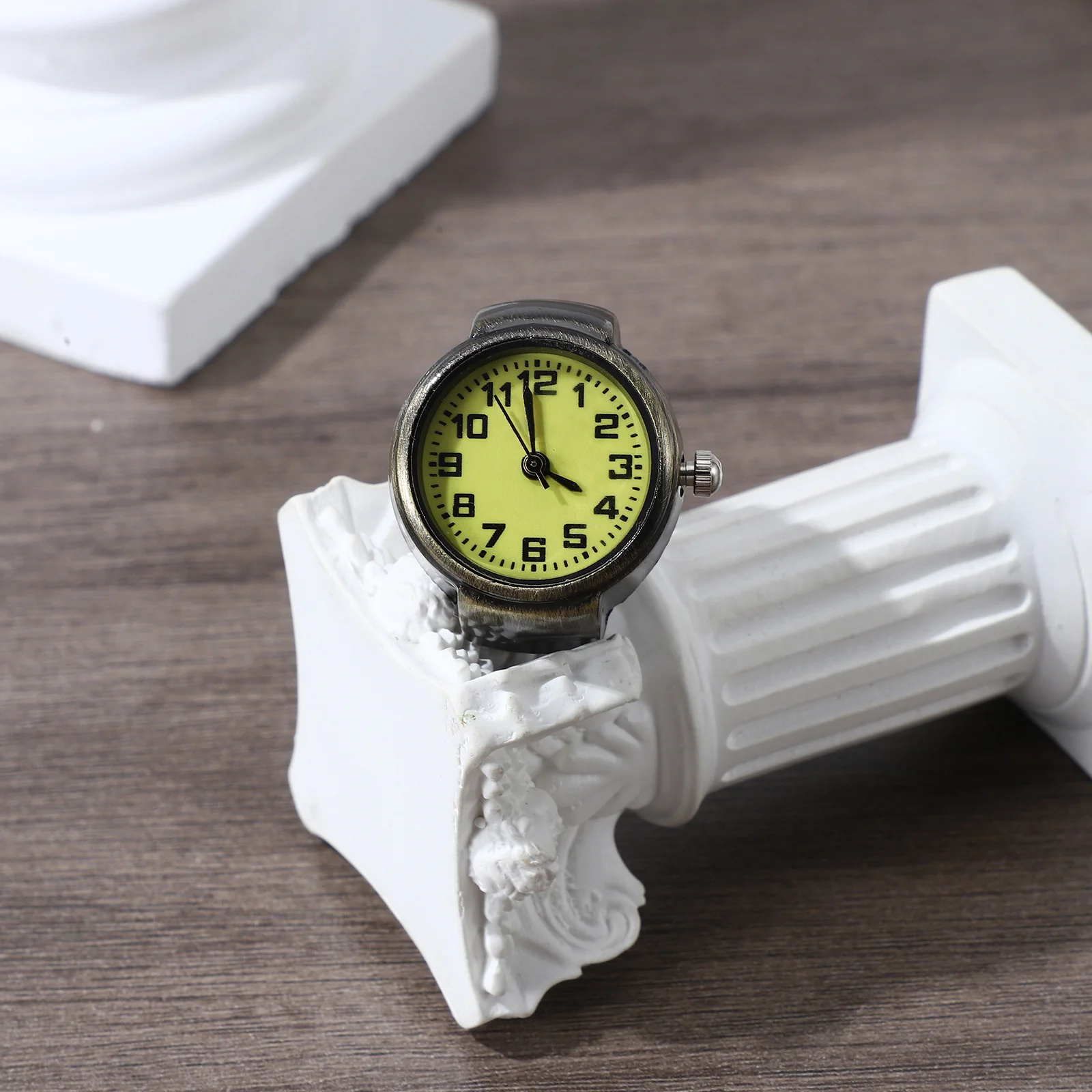Retro Decorative Watch Vintage Quartz Finger Ring Zinc Alloy Mini Size For Women Smooth Surface Great Gift Jewelry Watches
Retro Decorative Watch Vintage Quartz Finger Ring Zinc Alloy Mini Size For Women Smooth Surface Great Gift Jewelry Watches