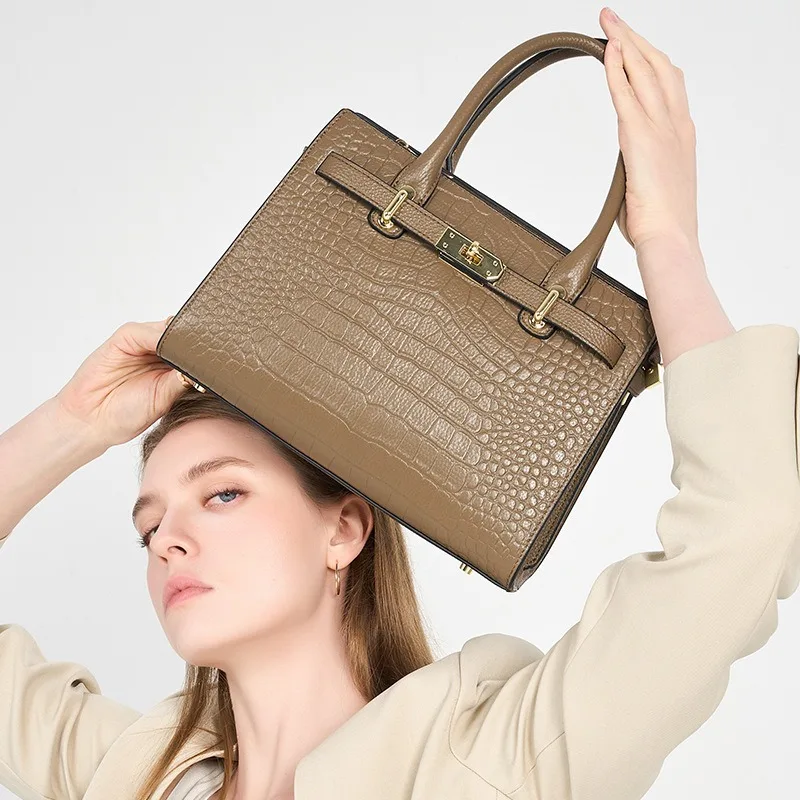 Роскошная дизайнерская большая сумка для женщин из натуральной кожи с крокодиловым узором, большая вместительная стильная сумка через плечо, модная повседневная сумка
Роскошная дизайнерская большая сумка для женщин из натуральной кожи с крокодиловым узором, большая вместительная стильная сумка через плечо, модная повседневная сумка