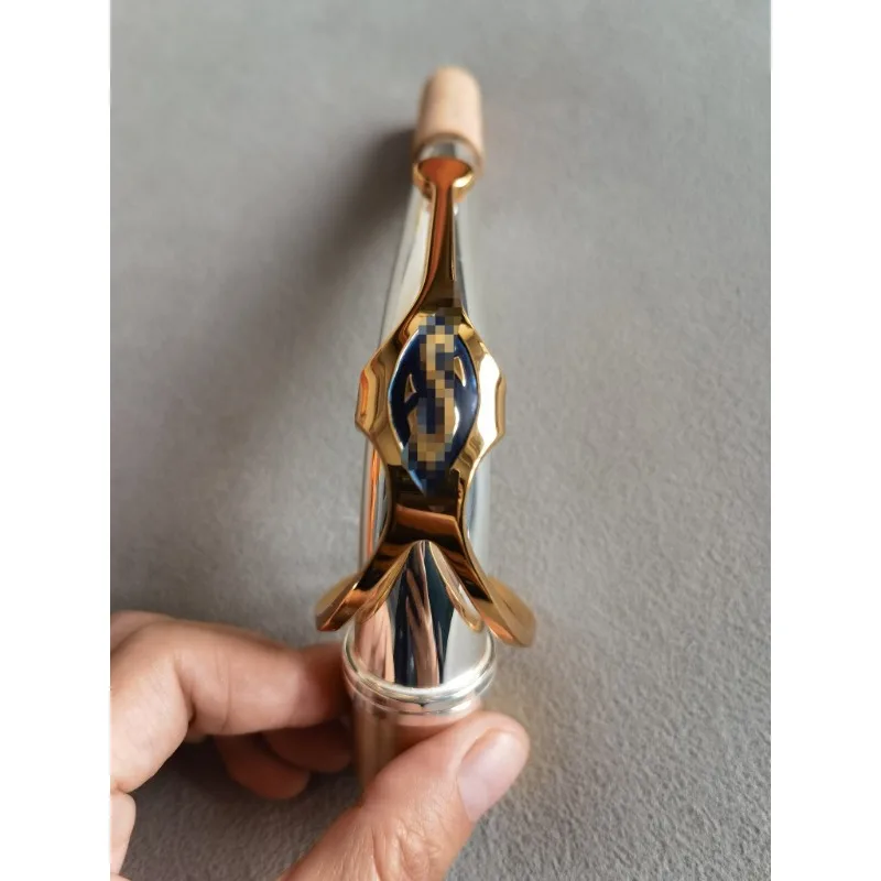 Silver-plated saxophone bend neck, lower E alto saxophone bend neck bend pipe, universal thread, good sound
Silver-plated saxophone bend neck, lower E alto saxophone bend neck bend pipe, universal thread, good sound