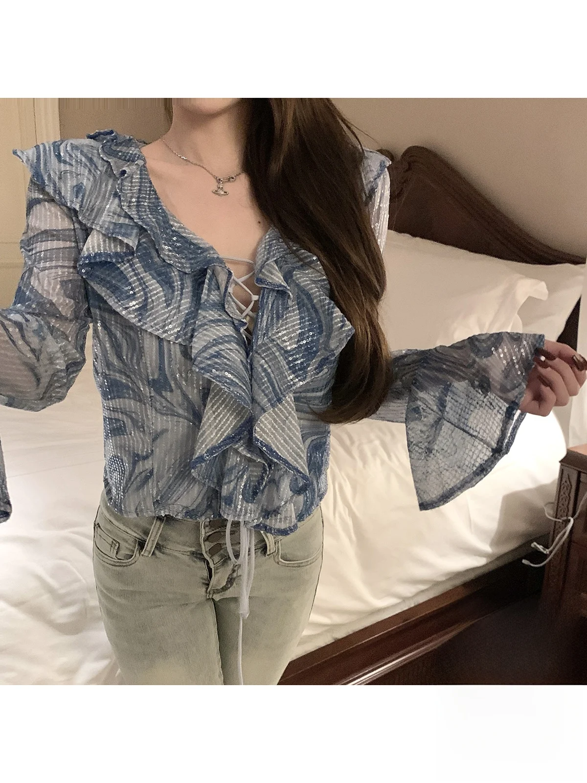 Kubiliv Qingling Fish Girl Heavy Embellished Short Sleeve Shirt with Bell Sleeves And Lace Trim V-neck Korean Style Office Wear
Kubiliv Qingling Fish Girl Heavy Embellished Short Sleeve Shirt with Bell Sleeves And Lace Trim V-neck Korean Style Office Wear