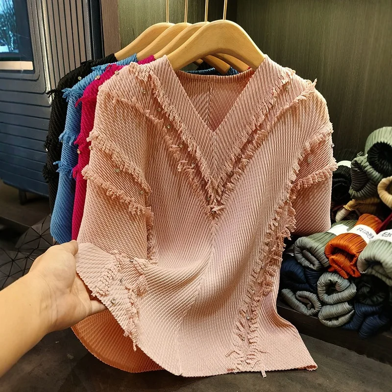 Женский топ Miyake с v-образным вырезом и рюшами, весна-лето 2022, новый складной топ, дизайн с кисточками и бисером, однотонная свободная футболка со складками и короткими рукавами
Женский топ Miyake с v-образным вырезом и рюшами, весна-лето 2022, новый складной топ, дизайн с кисточками и бисером, однотонная свободная футболка со складками и короткими рукавами
