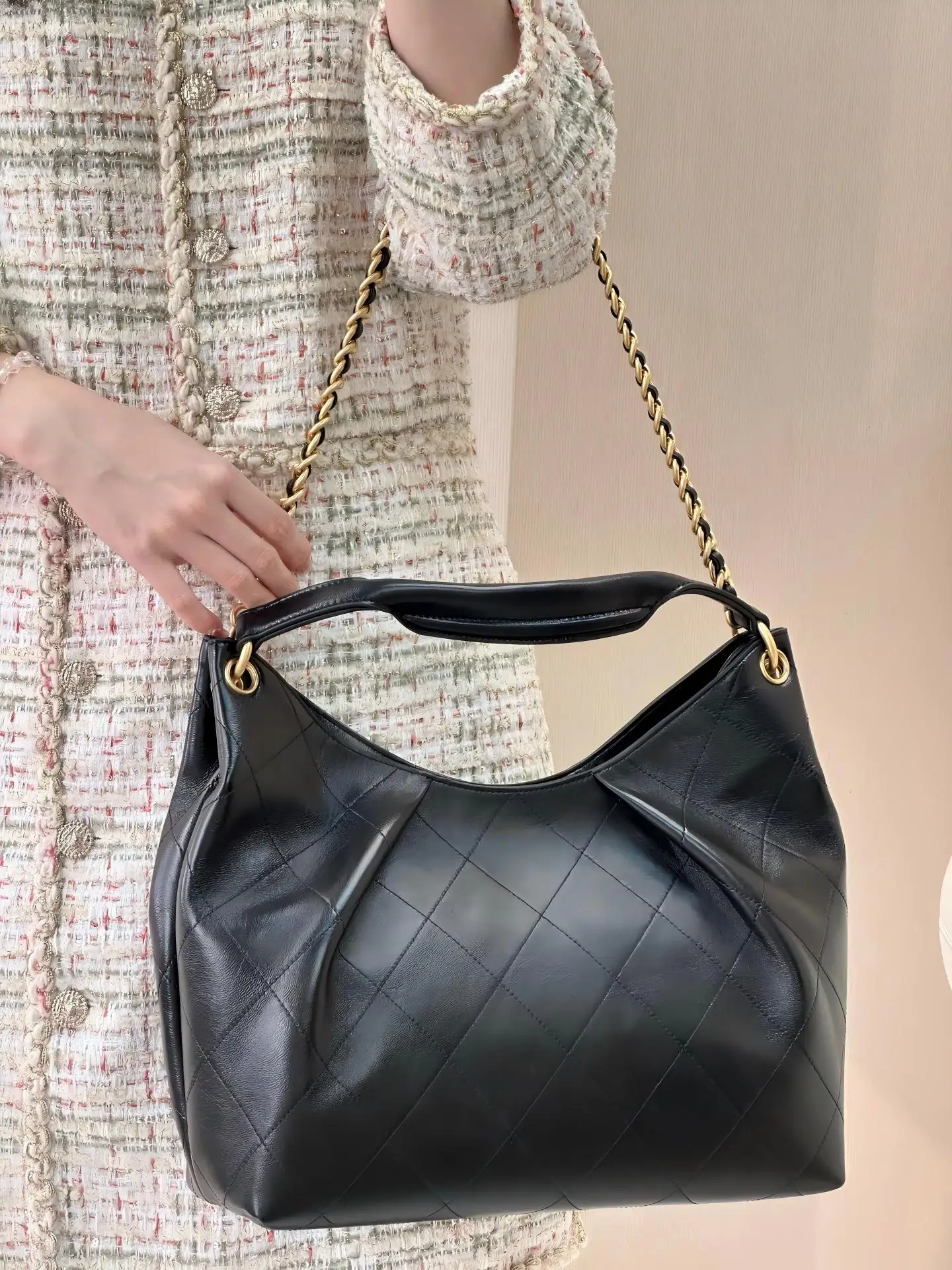 Large Capacity Women's Leather Handbag Commuter Diamond Grid Unique Design City Simple Style Tote Bag Soft
Large Capacity Women's Leather Handbag Commuter Diamond Grid Unique Design City Simple Style Tote Bag Soft