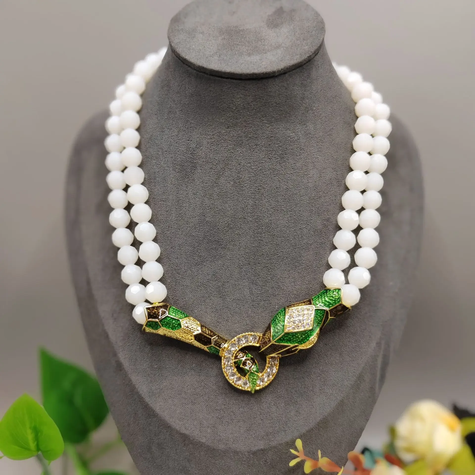 European and American Vintage Gold Plated Snake Pendant Women's Fashion White Necklace Jewelry
European and American Vintage Gold Plated Snake Pendant Women's Fashion White Necklace Jewelry