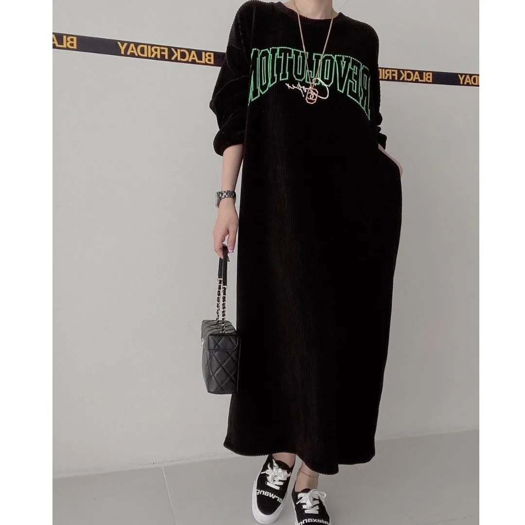 Шикарное осеннее платье из вельвета с круглым вырезом, буквенным принтом, свободного кроя, с длинными рукавами, в корейском стиле, для женщин
Шикарное осеннее платье из вельвета с круглым вырезом, буквенным принтом, свободного кроя, с длинными рукавами, в корейском стиле, для женщин