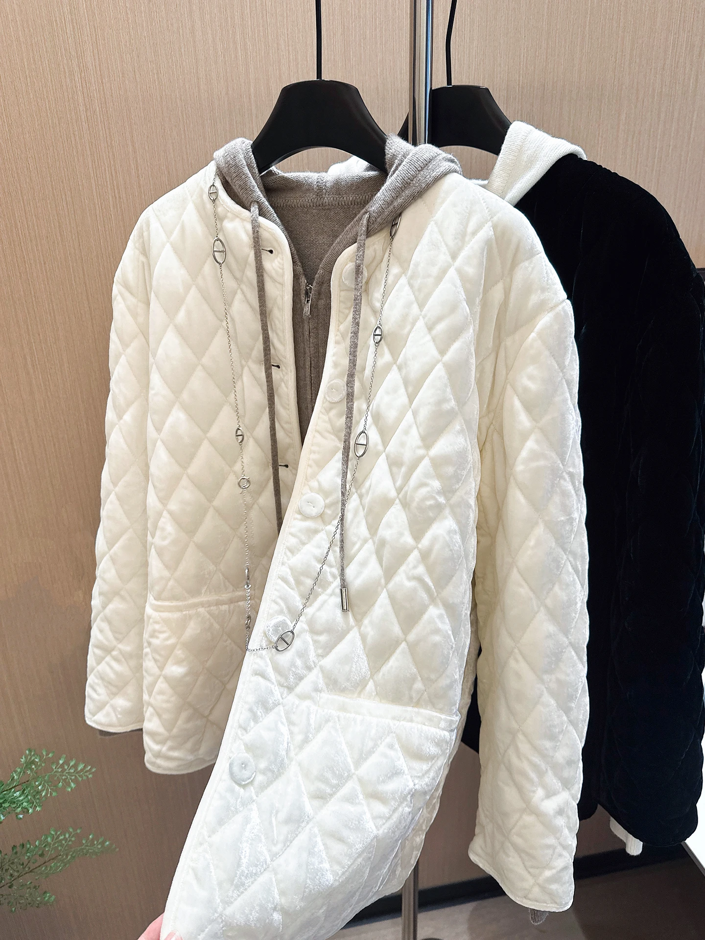 Lightweight Warm Cotton Jacket Velvet Coat White Long Sleeve round Neck Quilted Cotton Vest Silk Velvet Outerwear for Women
Lightweight Warm Cotton Jacket Velvet Coat White Long Sleeve round Neck Quilted Cotton Vest Silk Velvet Outerwear for Women
