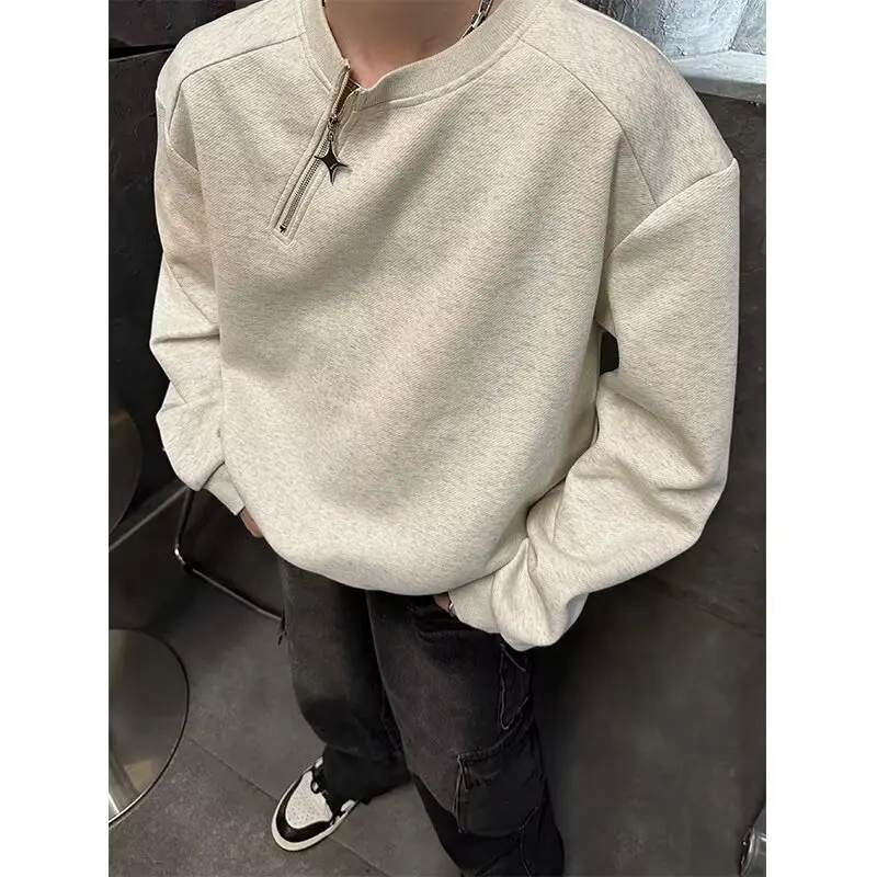 Metal side zipper splicing pullover round neck sweatshirt men's autumn and winter new design niche loose casual jacket
Metal side zipper splicing pullover round neck sweatshirt men's autumn and winter new design niche loose casual jacket
