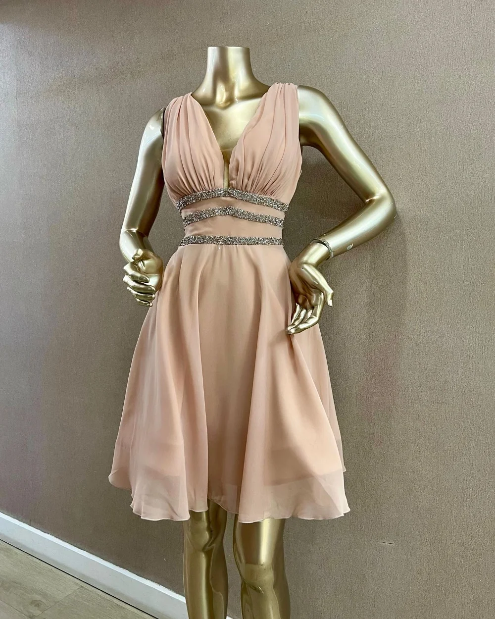 Customized Classic Elegant Chiffon Ruched Rhinestone Beading Sequined A-line V-neck Mini Dresses Bespoke Occasion Dresses Casual
Customized Classic Elegant Chiffon Ruched Rhinestone Beading Sequined A-line V-neck Mini Dresses Bespoke Occasion Dresses Casual