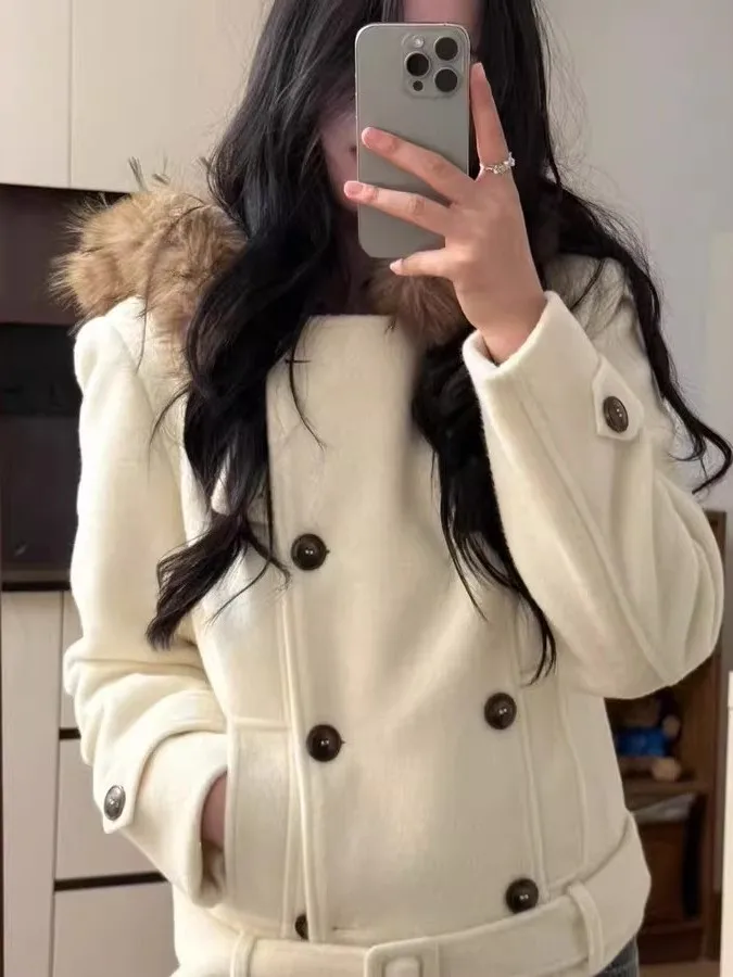 Женское шерстяное пальто с меховым воротником, короткое зимнее пальто в корейском стиле, на пуговицах, однотонное, с внутренней подкладкой
Женское шерстяное пальто с меховым воротником, короткое зимнее пальто в корейском стиле, на пуговицах, однотонное, с внутренней подкладкой