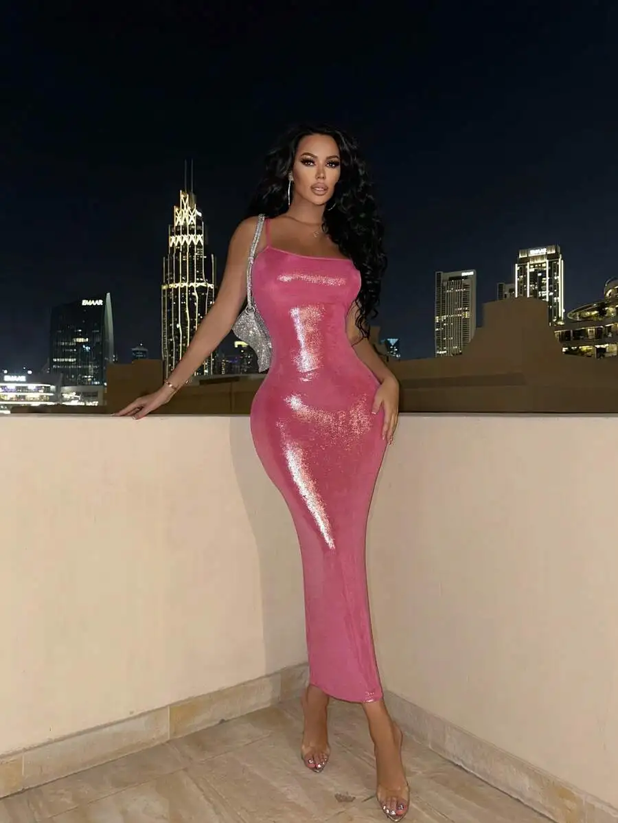 Shimmering Pink Bodycon Maxi Dress with Thin Straps
Shimmering Pink Bodycon Maxi Dress with Thin Straps