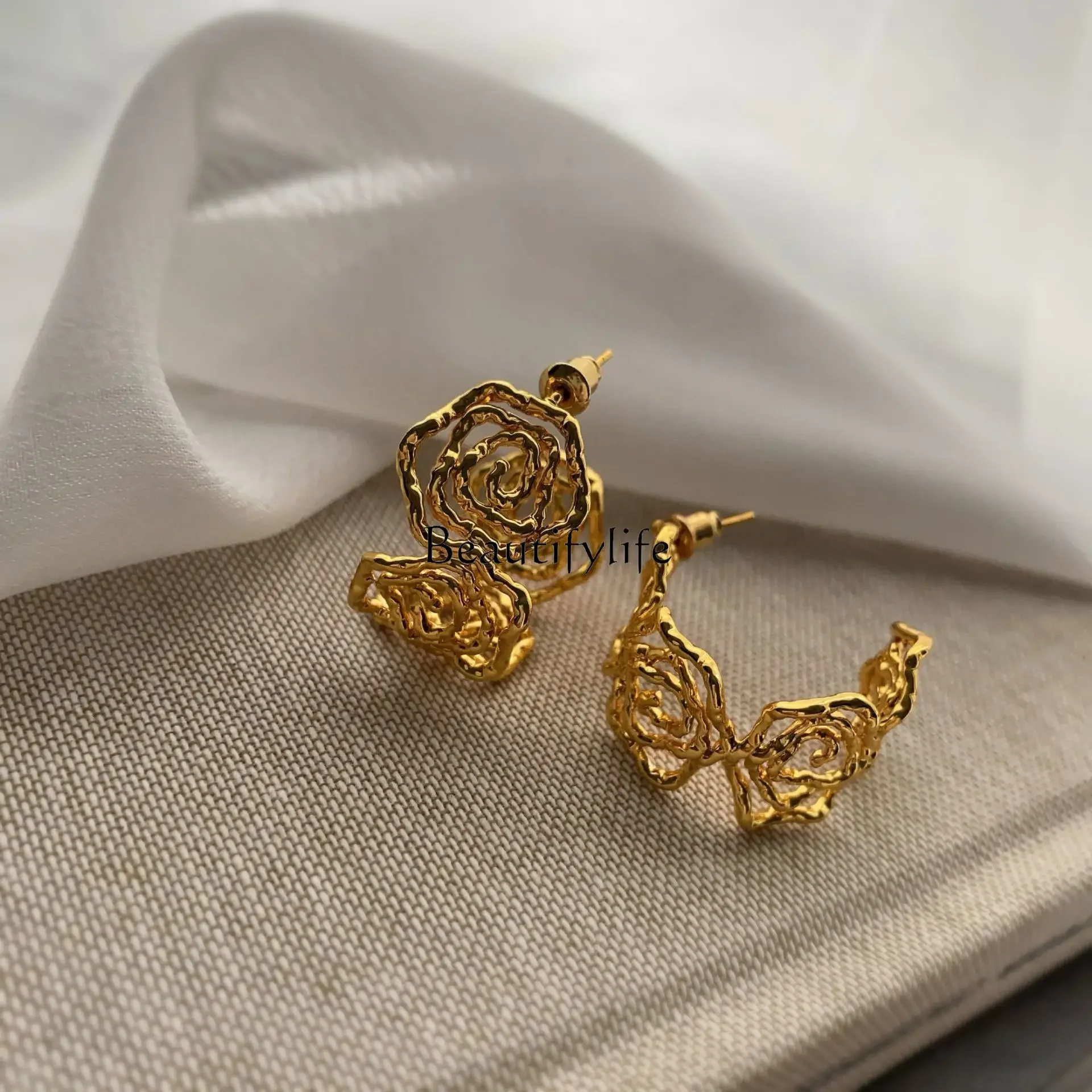 French retro premium light luxury rose earrings versatile simple fashion commuter jewelry
French retro premium light luxury rose earrings versatile simple fashion commuter jewelry