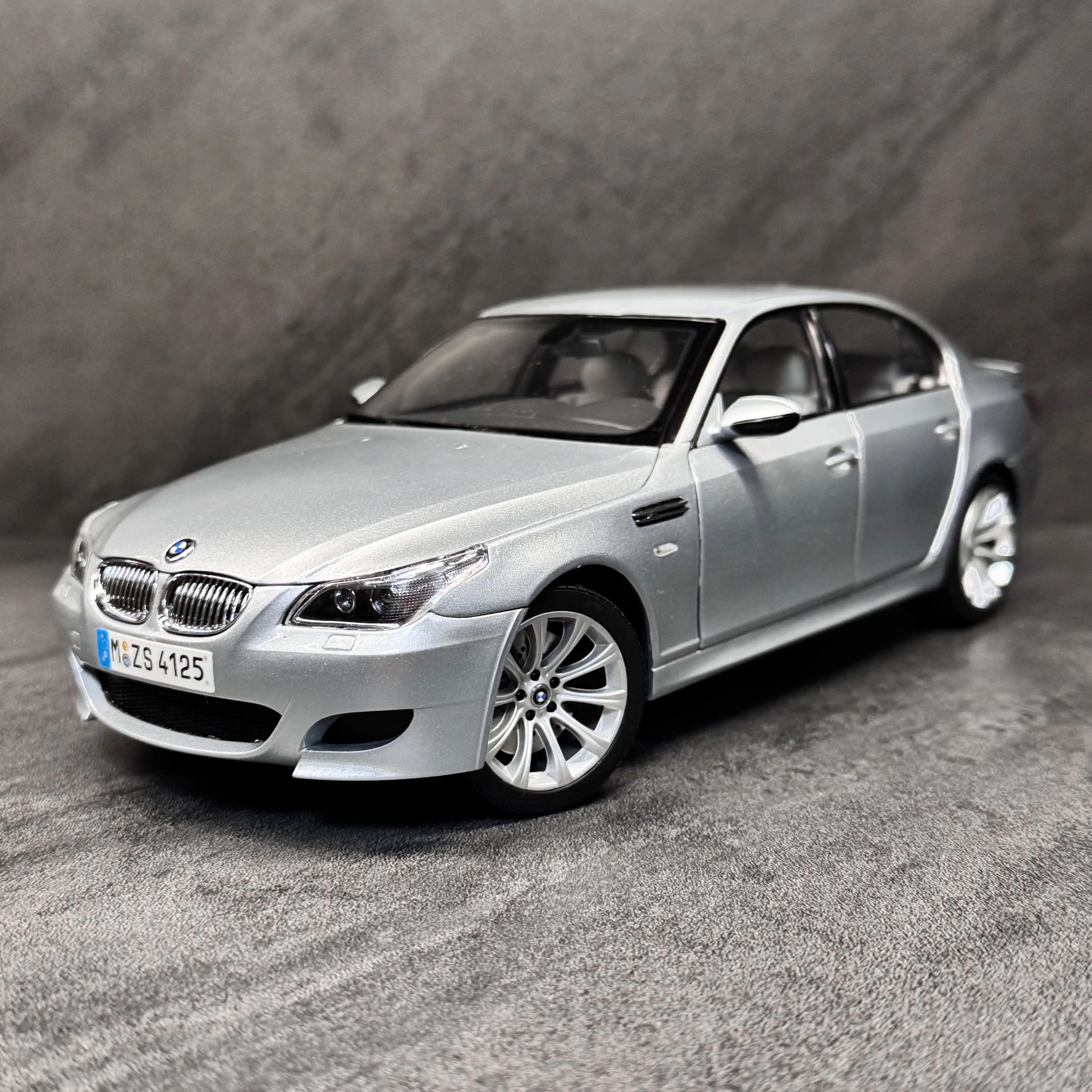 Kyosho 1:18 M5 E60 V10 Silver Simulation Limited Edition All Open Alloy Metal Static Car Model Toy Gift
Kyosho 1:18 M5 E60 V10 Silver Simulation Limited Edition All Open Alloy Metal Static Car Model Toy Gift