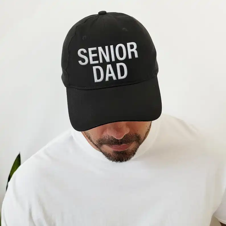Шляпа с вышивкой SENIOR DAD, бейсболка для отца старшего класса 2025 года, семейные выпускные шапки, подходящие шапки для старших родителей
Шляпа с вышивкой SENIOR DAD, бейсболка для отца старшего класса 2025 года, семейные выпускные шапки, подходящие шапки для старших родителей