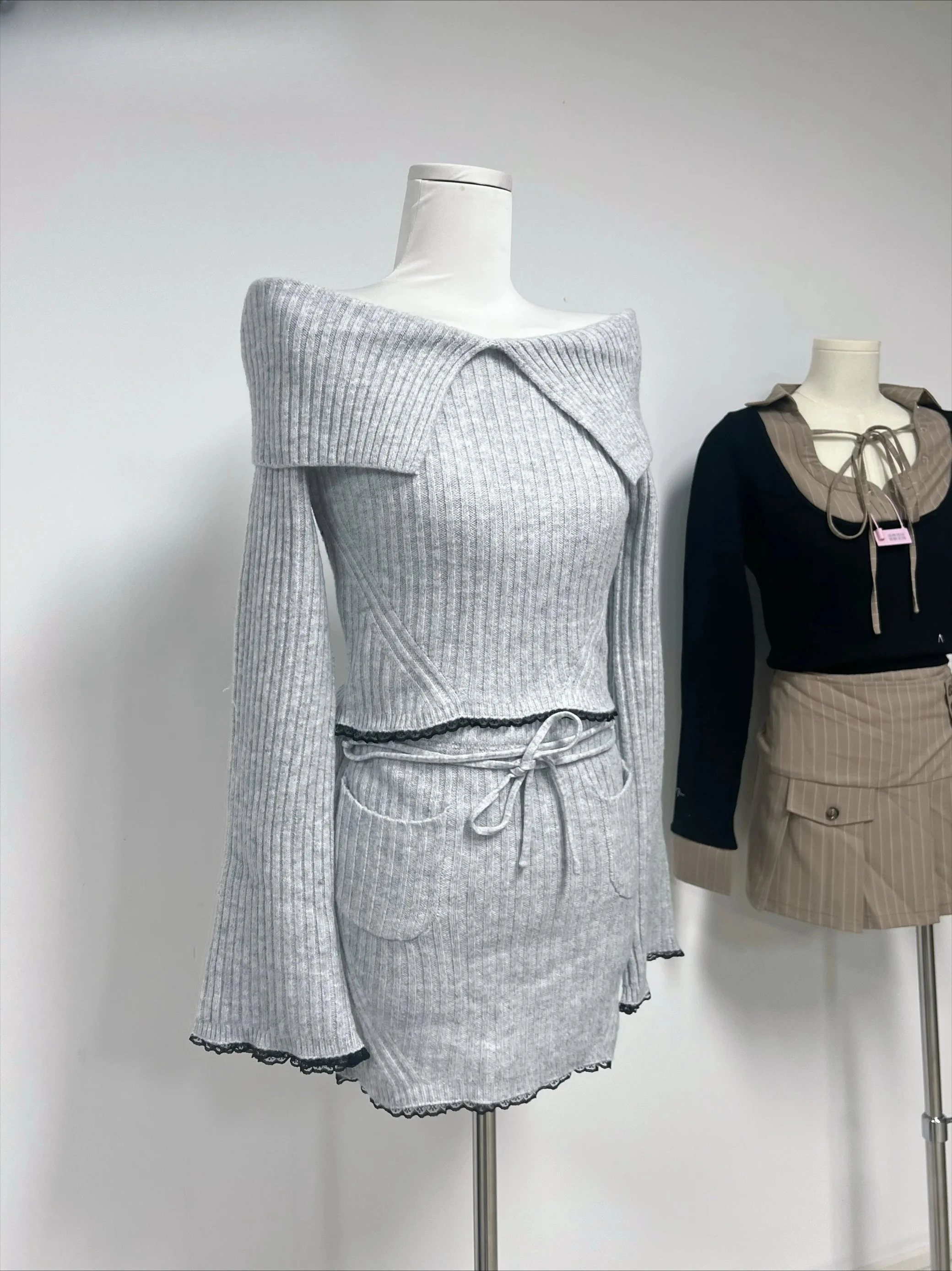 2025 New Fashion Long Sleeve Top and Short Skirt Set Autumn Winter Japanese Versatile Sweet Pullover Off-Shoulder Knitted Suit
2025 New Fashion Long Sleeve Top and Short Skirt Set Autumn Winter Japanese Versatile Sweet Pullover Off-Shoulder Knitted Suit
