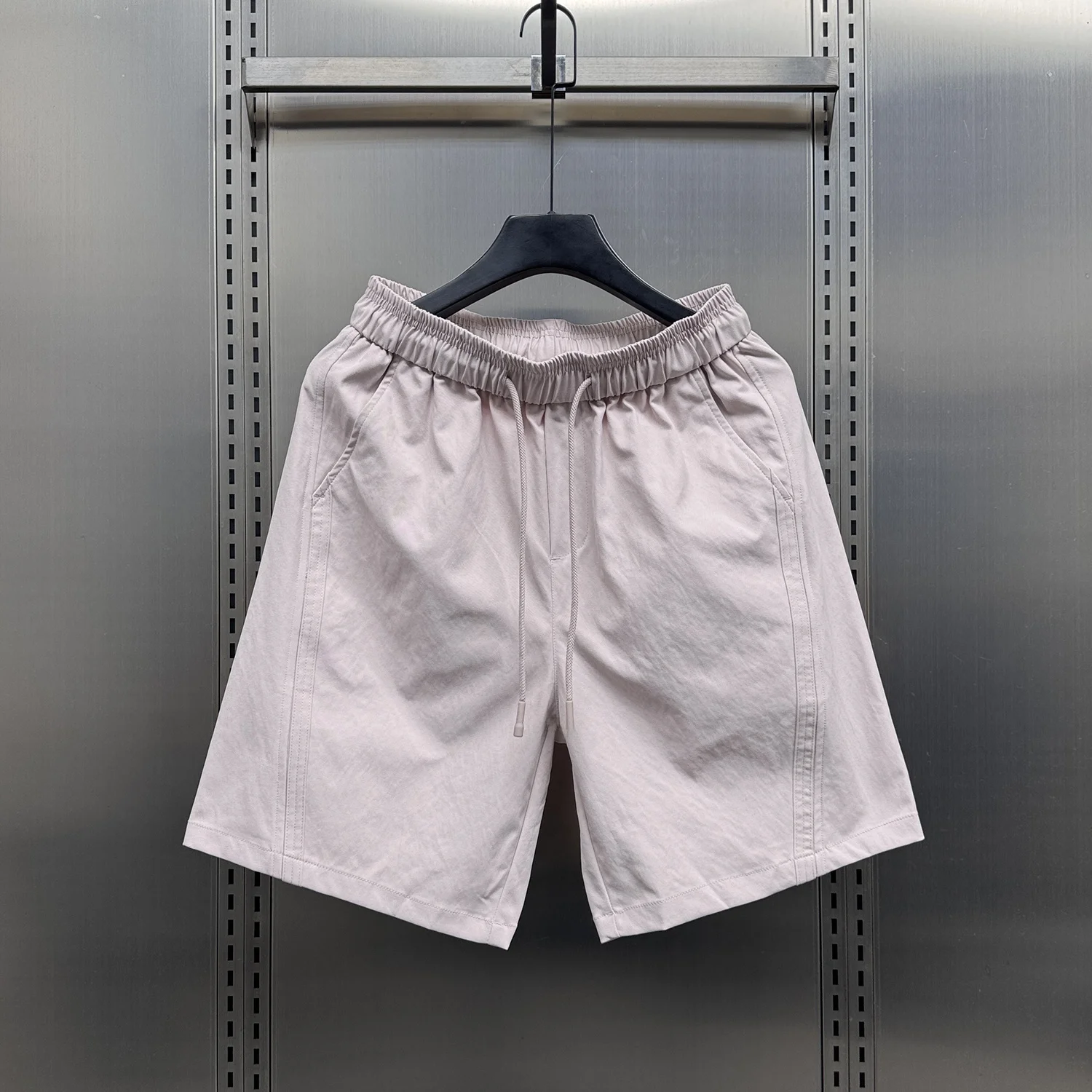 Американские повседневные свободные мужские шорты, летняя новинка, однотонные универсальные спортивные брюки с прямым кроем и эластичным поясом
Американские повседневные свободные мужские шорты, летняя новинка, однотонные универсальные спортивные брюки с прямым кроем и эластичным поясом