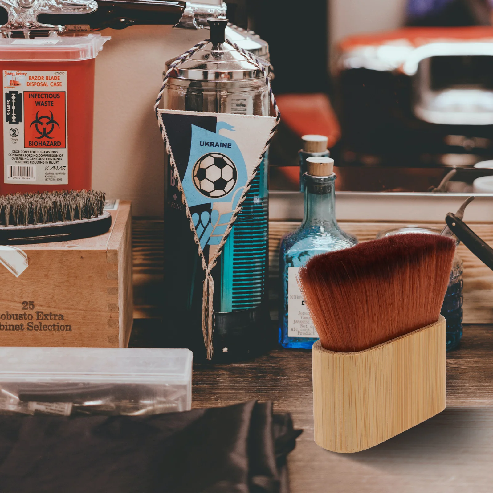 1Pcs Scissor Hair Cleaning Brush High-Quality Fiber Wood Handle Skin-Friendly Stylish Makeup Dusting Tool for Haircut Neck Salon
1Pcs Scissor Hair Cleaning Brush High-Quality Fiber Wood Handle Skin-Friendly Stylish Makeup Dusting Tool for Haircut Neck Salon