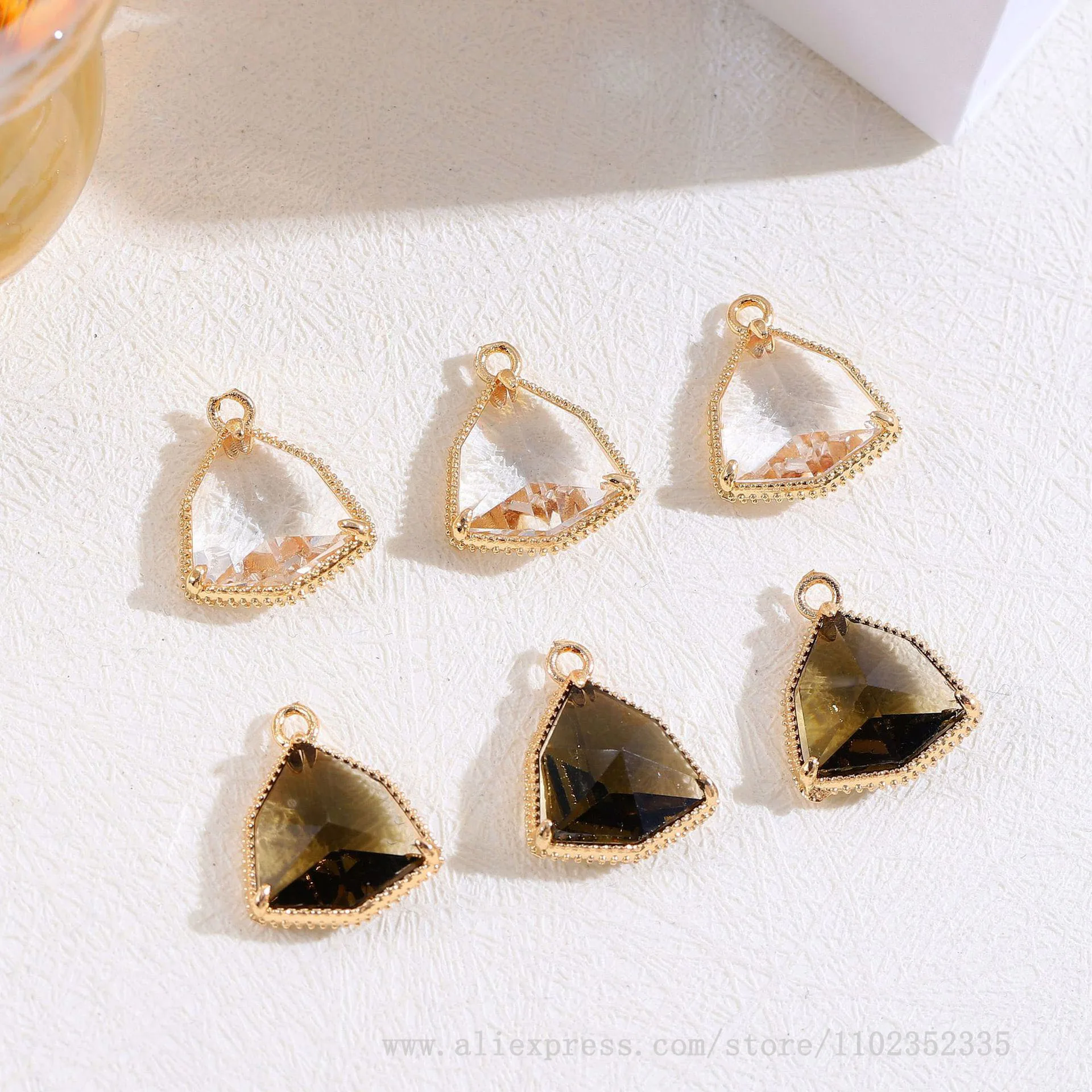 50pcs/ Bag Wholesale Copper Gold Plated Color Diamond Mini Triangle Pendant DIY Jewelry Accessories
50pcs/ Bag Wholesale Copper Gold Plated Color Diamond Mini Triangle Pendant DIY Jewelry Accessories