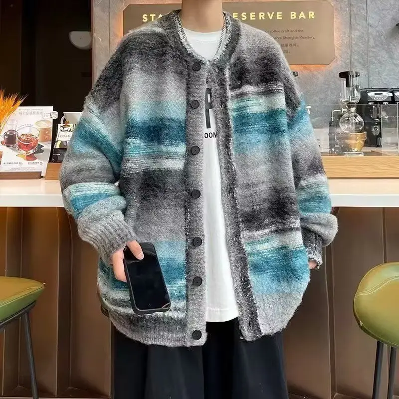 Cardigan sweater men's autumn and winter design sense V-neck knitted sweater loose outer layer men's cashmere sweater
Cardigan sweater men's autumn and winter design sense V-neck knitted sweater loose outer layer men's cashmere sweater