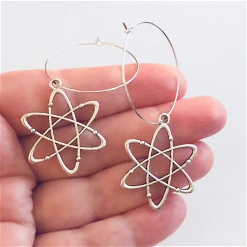 Серьги-Обручи с логотипом Science, очаровательные серьги для женщин и девочек, серьги с символом атома, 3 см
Серьги-Обручи с логотипом Science, очаровательные серьги для женщин и девочек, серьги с символом атома, 3 см