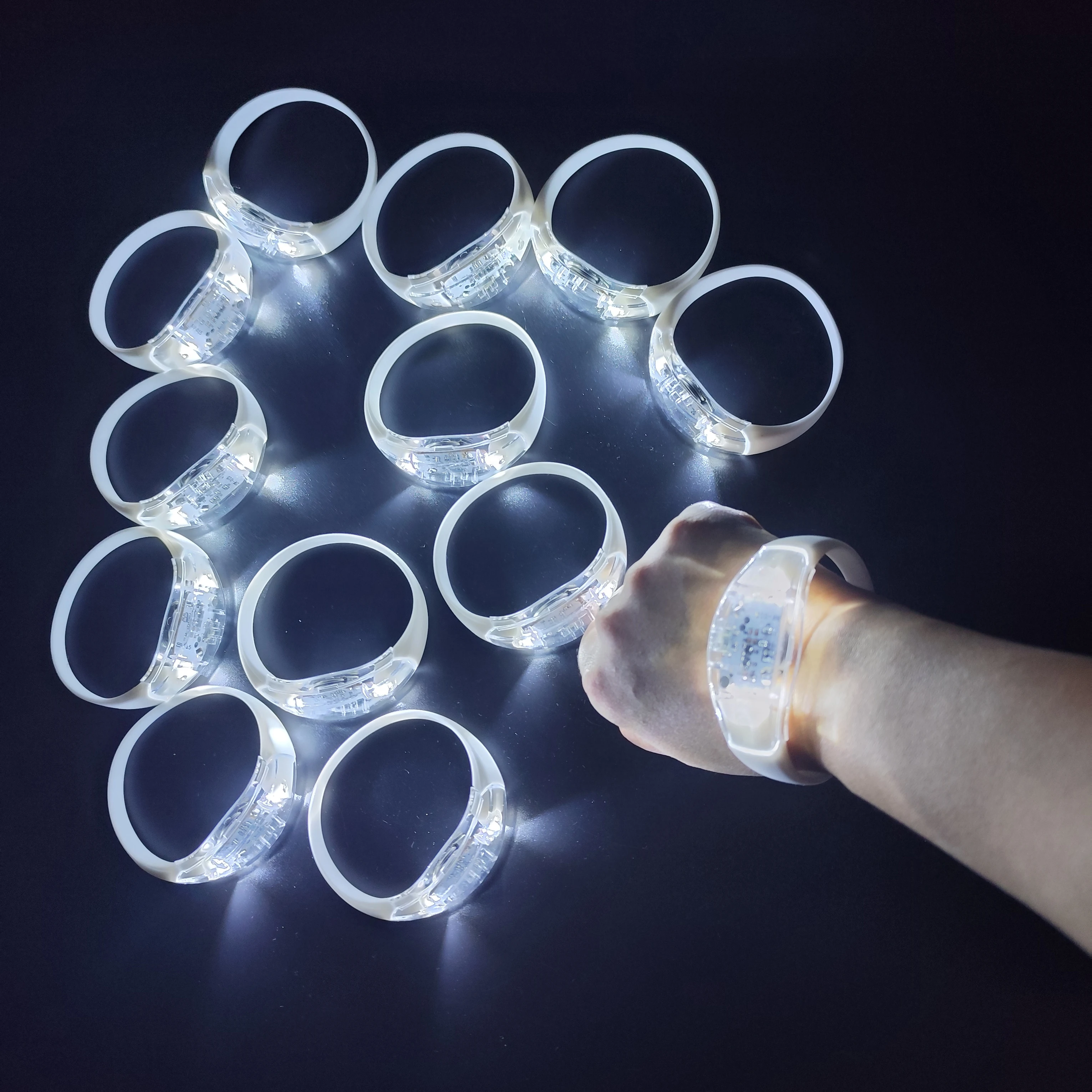 20/100/500PCS LED Bracelet Voice Control Bangle Sound Activated Flashing Glow Wristbands for Party Rave Concert Carnival Favors
20/100/500PCS LED Bracelet Voice Control Bangle Sound Activated Flashing Glow Wristbands for Party Rave Concert Carnival Favors