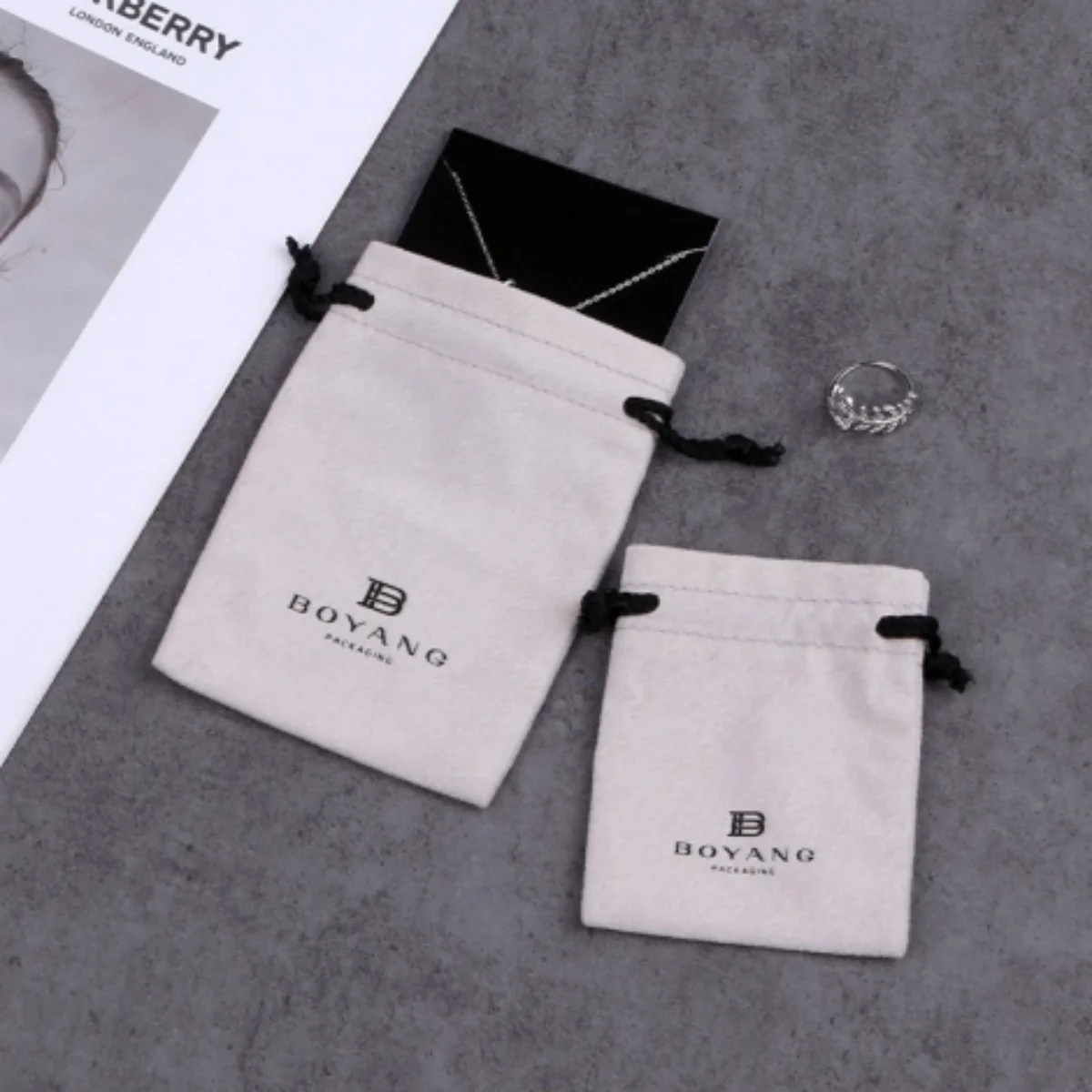 100 шт., сумки на шнурке с персонализированным логотипом, бархатные сумки для упаковки ювелирных изделий, шикарные свадебные сумки, розовая фланелевая косметичка Ba
100 шт., сумки на шнурке с персонализированным логотипом, бархатные сумки для упаковки ювелирных изделий, шикарные свадебные сумки, розовая фланелевая косметичка Ba