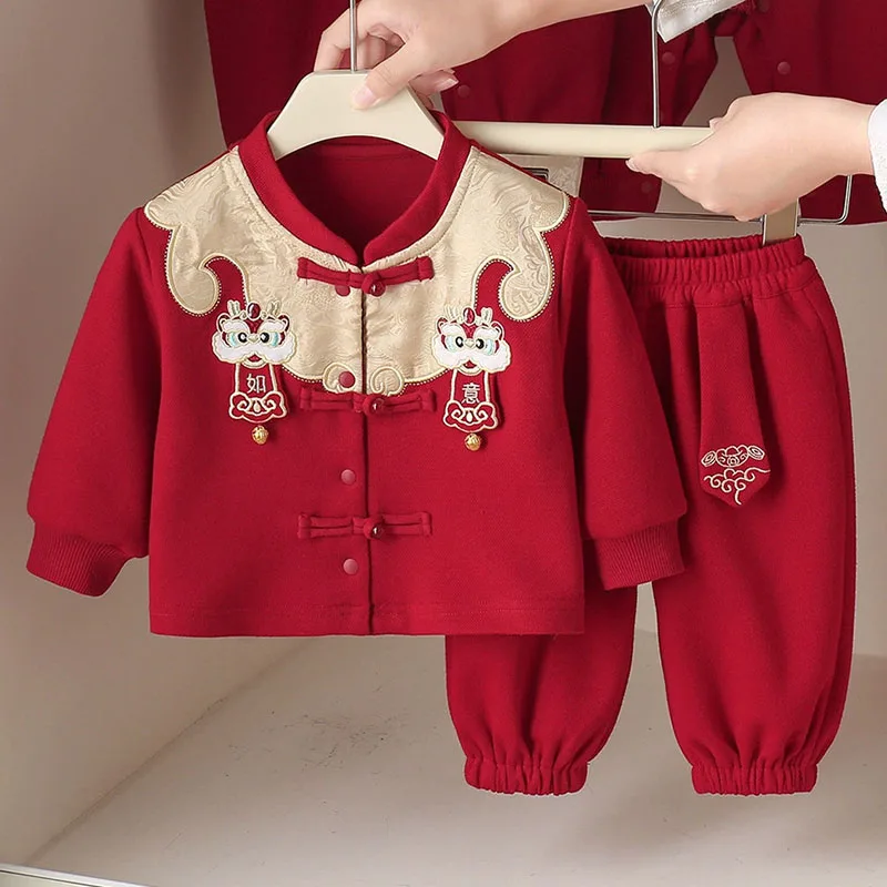 Осенние комплекты одежды для маленьких мальчиков, милые красные хлопковые топы с длинными рукавами и штаны с рисунком китайского Нового года, комплекты одежды для малышей, товары для новорожденных B212
Осенние комплекты одежды для маленьких мальчиков, милые красные хлопковые топы с длинными рукавами и штаны с рисунком китайского Нового года, комплекты одежды для малышей, товары для новорожденных B212