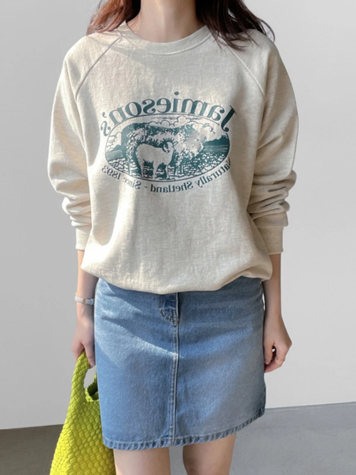 Retro American Shoulder Sleeve Loose round Neck Sweatshirt Women's Autumn Winter Casual Versatile Print Inner Shirt Jacket
Retro American Shoulder Sleeve Loose round Neck Sweatshirt Women's Autumn Winter Casual Versatile Print Inner Shirt Jacket