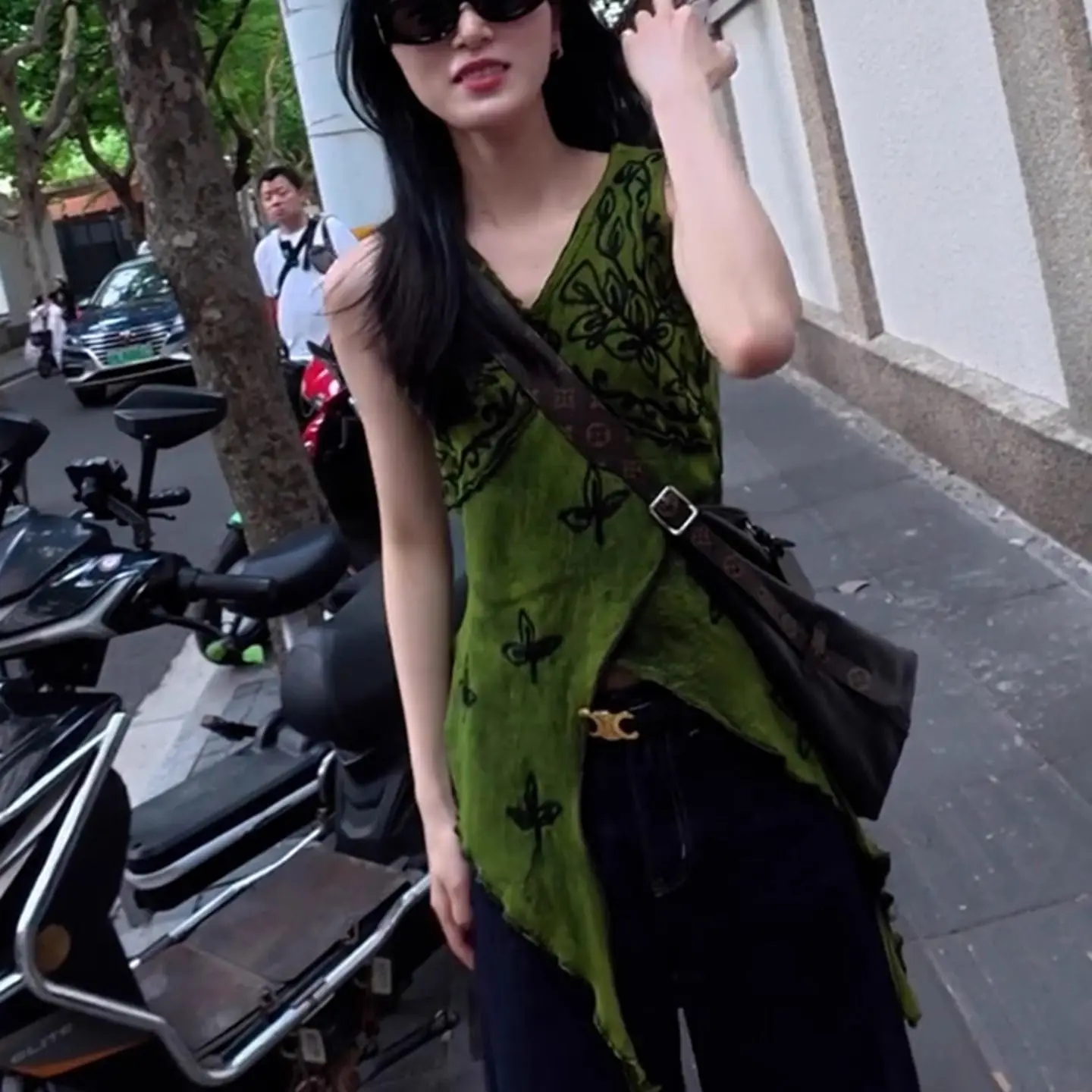 Summer New Sleeveless Printed Chic Design Sense Top Fashion Light Luxury Niche Slimming High-end Shirts
Summer New Sleeveless Printed Chic Design Sense Top Fashion Light Luxury Niche Slimming High-end Shirts