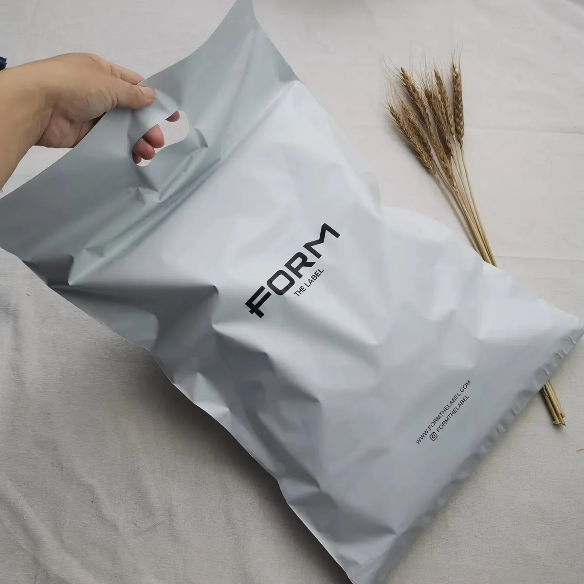 Custom printed Packaging Polymailer Handle Bag Custom Shipping Bags for Clothes Poly Mailer Mailing Bag with LOGO
Custom printed Packaging Polymailer Handle Bag Custom Shipping Bags for Clothes Poly Mailer Mailing Bag with LOGO