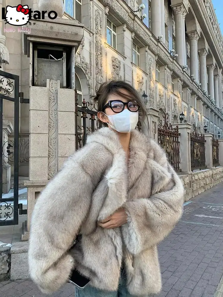 Осенне-зимняя шуба большого размера, свободная повседневная роскошная мягкая толстая теплая шуба из волосатого искусственного лисьего меха, женская пушистая куртка с длинным рукавом
Осенне-зимняя шуба большого размера, свободная повседневная роскошная мягкая толстая теплая шуба из волосатого искусственного лисьего меха, женская пушистая куртка с длинным рукавом