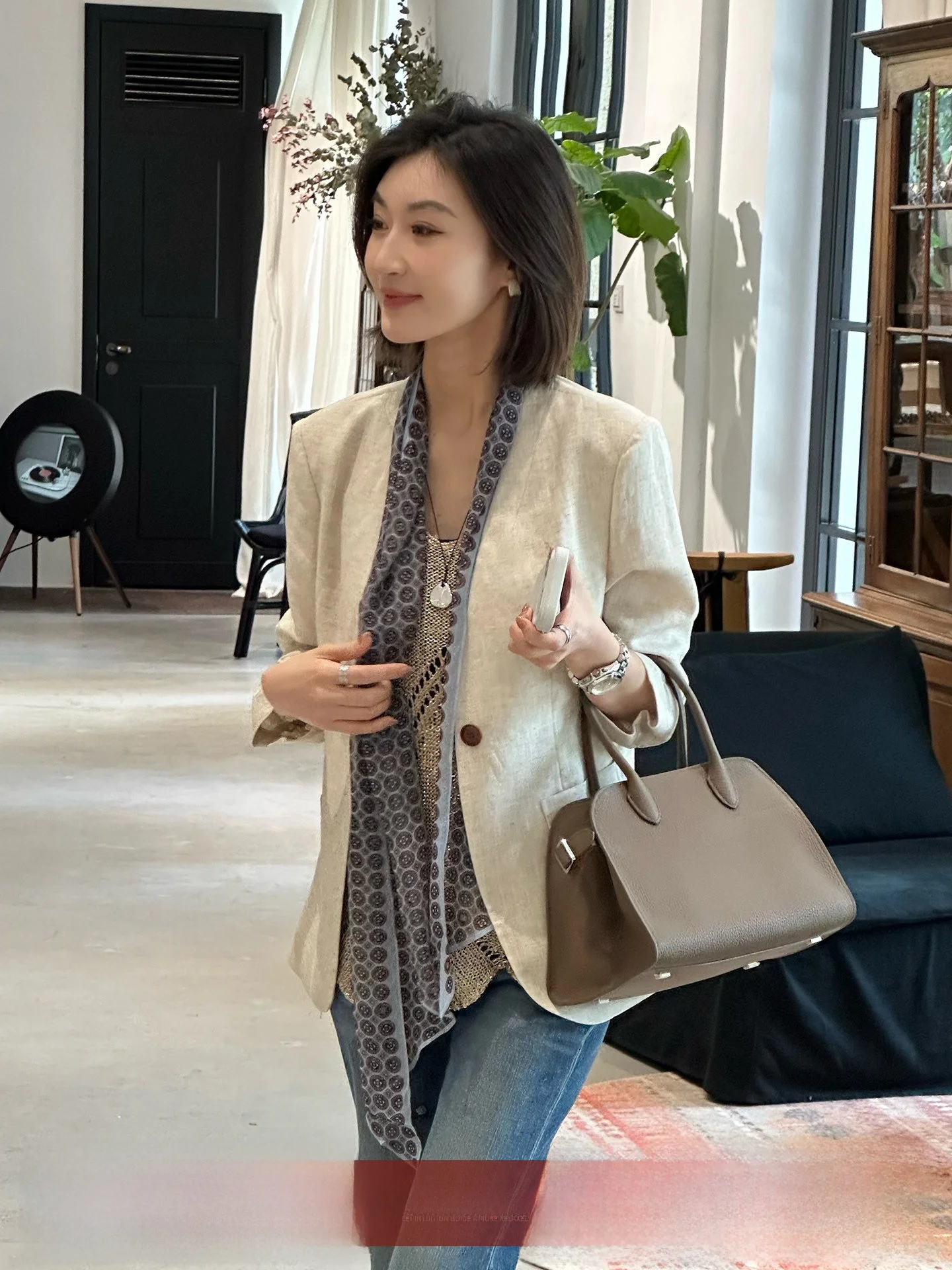 Lightweight Silk Linen Suit Jacket Women's Sun Protection Top Summer New Arrival Commute Style Loose Fit Long Sleeve
Lightweight Silk Linen Suit Jacket Women's Sun Protection Top Summer New Arrival Commute Style Loose Fit Long Sleeve