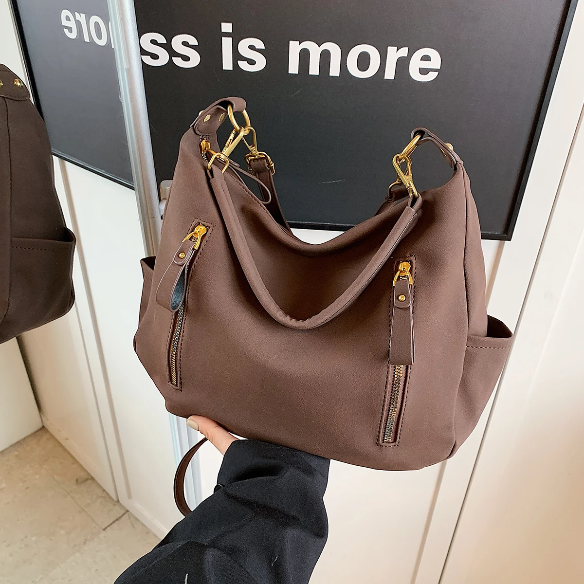 Frosted retro large-capacity multi-pocket solid color messenger bag casual fashion shoulder bag
Frosted retro large-capacity multi-pocket solid color messenger bag casual fashion shoulder bag
