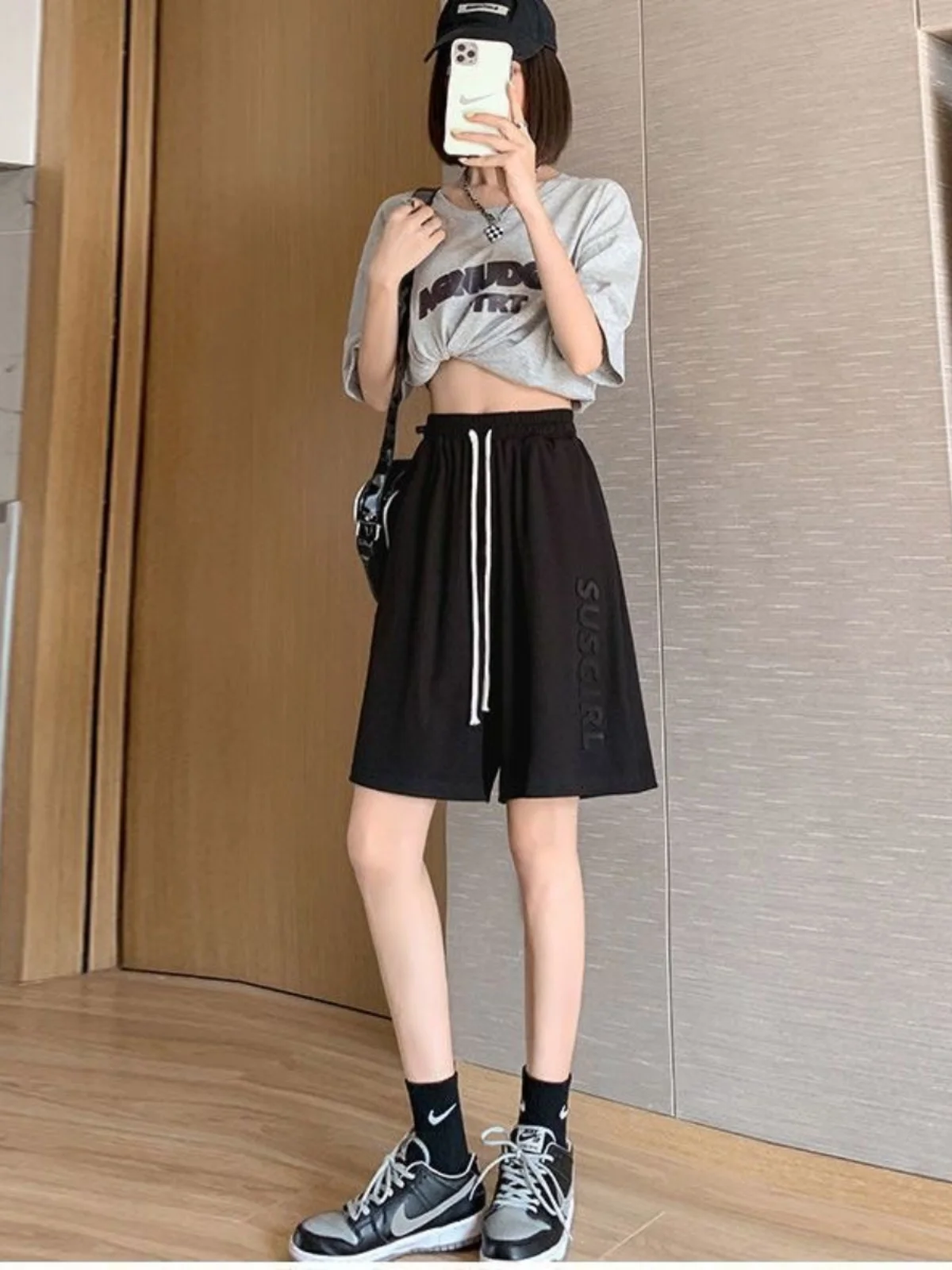 Шорты женские, минималистичные, роскошные, шикарные, с высокой талией, трапециевидной формы, с тонким блеском, матовой отделкой, с индивидуальными деталями, мягкая текстура, элегантная мода
Шорты женские, минималистичные, роскошные, шикарные, с высокой талией, трапециевидной формы, с тонким блеском, матовой отделкой, с индивидуальными деталями, мягкая текстура, элегантная мода