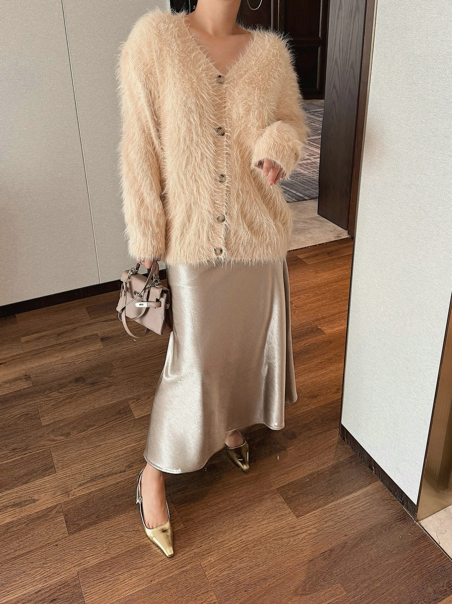 Женский свободный свитер JINGONI из искусственного меха, мягкий, осенне-зимний, новый, с круглым вырезом, длинными рукавами, из полиэфирного волокна, прямого кроя
Женский свободный свитер JINGONI из искусственного меха, мягкий, осенне-зимний, новый, с круглым вырезом, длинными рукавами, из полиэфирного волокна, прямого кроя