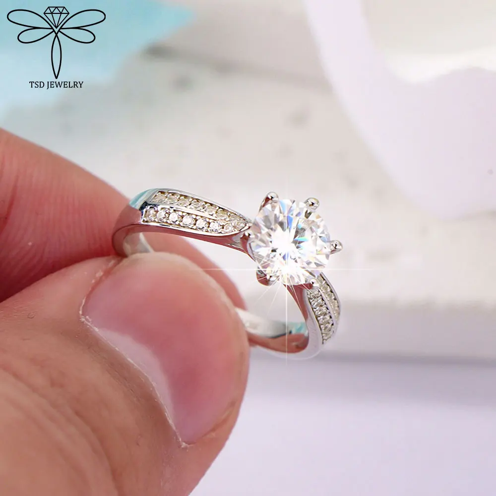 Кольца из 100% стерлингового серебра 925 пробы, 1 карат, цвет D, круглый муассанит, пасьянс, сверкающее кольцо с бриллиантом, женское обручальное ювелирное изделие 
Кольца из 100% стерлингового серебра 925 пробы, 1 карат, цвет D, круглый муассанит, пасьянс, сверкающее кольцо с бриллиантом, женское обручальное ювелирное изделие