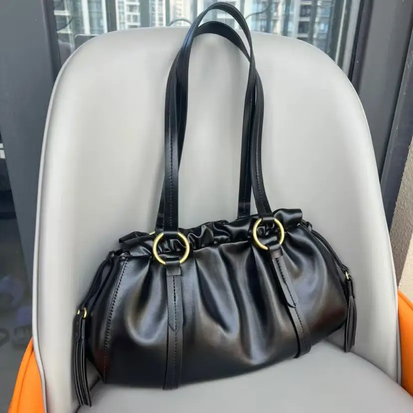 High quality luxury new retro drawstring bags soft real leather pleated tassel baguette hand bill of shoulder bag Women's bag
High quality luxury new retro drawstring bags soft real leather pleated tassel baguette hand bill of shoulder bag Women's bag