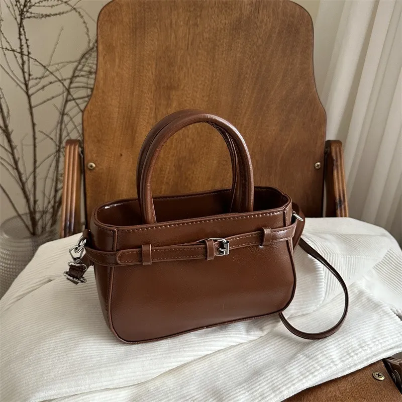 Сумка в корейском стиле, простая регулируемая сумка через плечо, повседневная сумка с пряжкой и молнией, маленькая квадратная сумка, универсальная сумка через плечо для поездок на работу
Сумка в корейском стиле, простая регулируемая сумка через плечо, повседневная сумка с пряжкой и молнией, маленькая квадратная сумка, универсальная сумка через плечо для поездок на работу