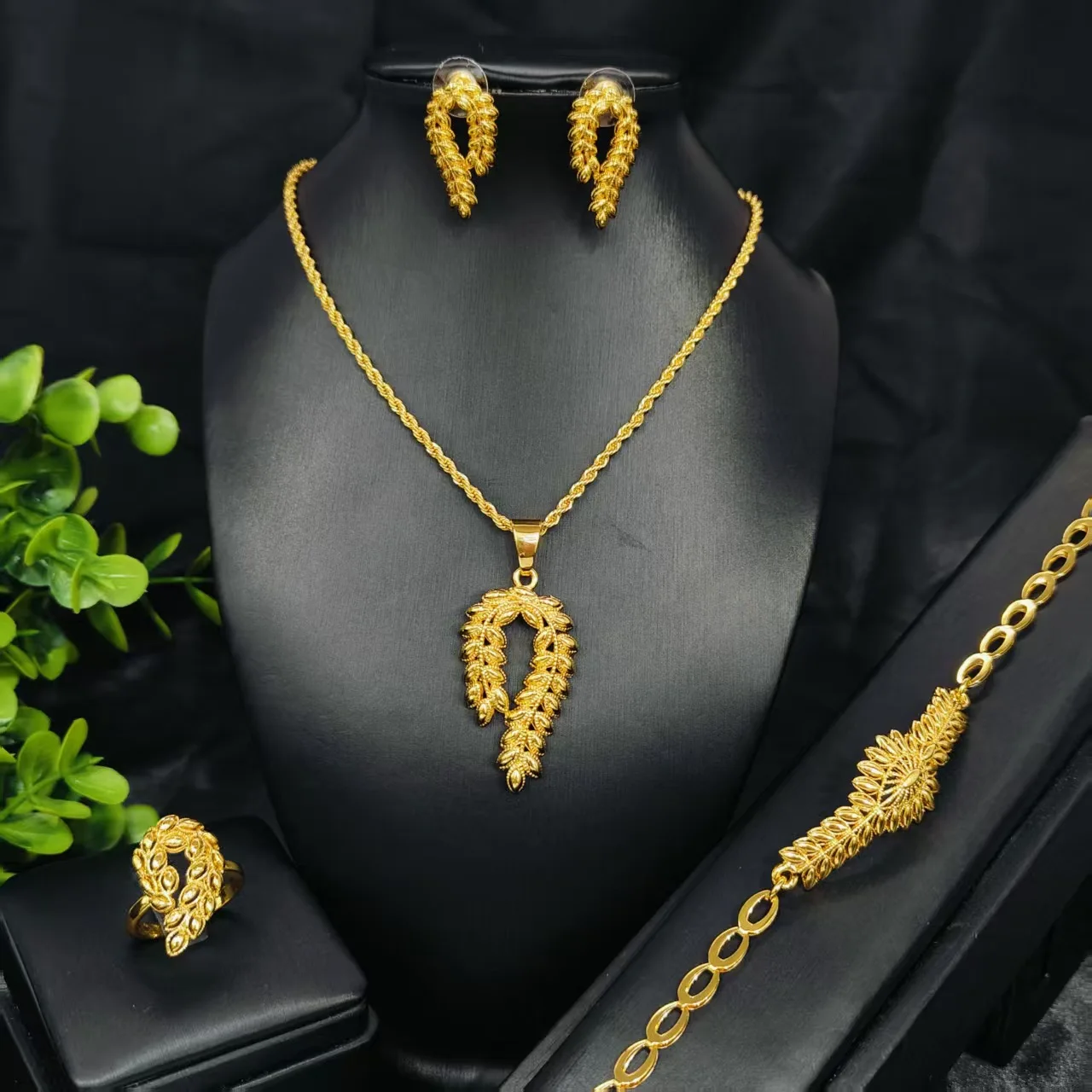 Natural & Elegant Leaf Necklace Earrings Bracelet Ring For Women 24K Gold AU999 | Golden leaves are vivid, fresh and gentle
Natural & Elegant Leaf Necklace Earrings Bracelet Ring For Women 24K Gold AU999 | Golden leaves are vivid, fresh and gentle
