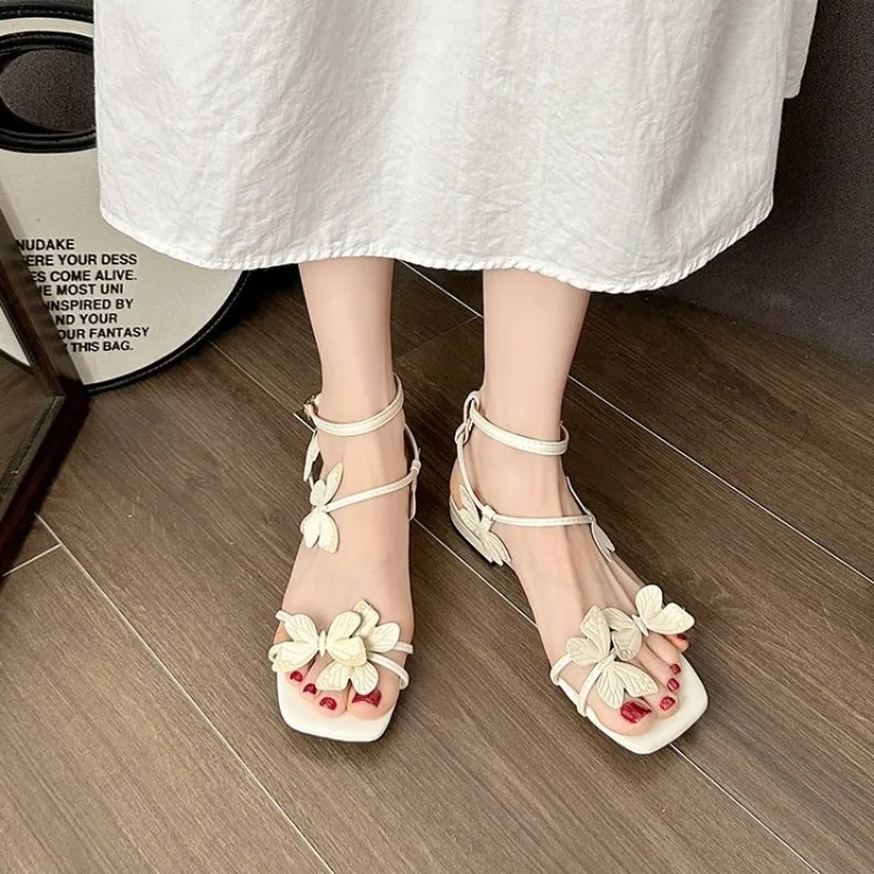 2025 Women's Sandals Low Heel Square Head Open Toe Butterfly Thin Strap Buckle Sandals Casual Summer New Fashion Light Sandals
2025 Women's Sandals Low Heel Square Head Open Toe Butterfly Thin Strap Buckle Sandals Casual Summer New Fashion Light Sandals