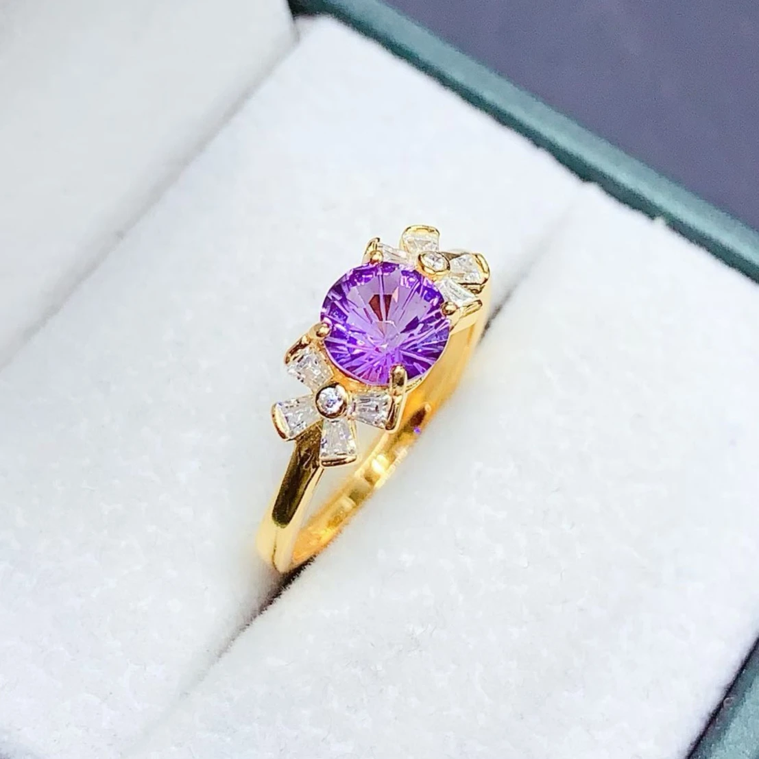 Кольцо из серебра 925 пробы с кристаллами, кольцо с натуральным аметистом и сертификатом, 6 мм, 0,8 карата, ювелирные изделия из натурального аметиста
Кольцо из серебра 925 пробы с кристаллами, кольцо с натуральным аметистом и сертификатом, 6 мм, 0,8 карата, ювелирные изделия из натурального аметиста