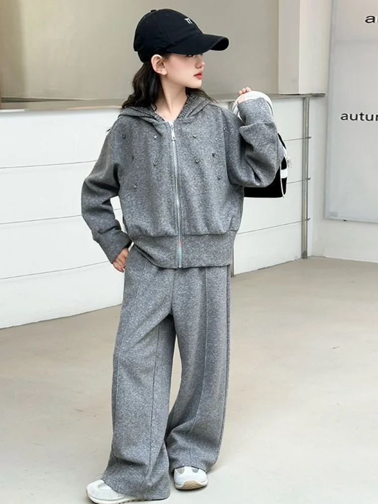 Новая модель 2026 года: Комплект для девочек в корейском стиле (пальто и брюки) для весны и осени, спортивный повседневный костюм из двух предметов для старших девочек
Новая модель 2026 года: Комплект для девочек в корейском стиле (пальто и брюки) для весны и осени, спортивный повседневный костюм из двух предметов для старших девочек