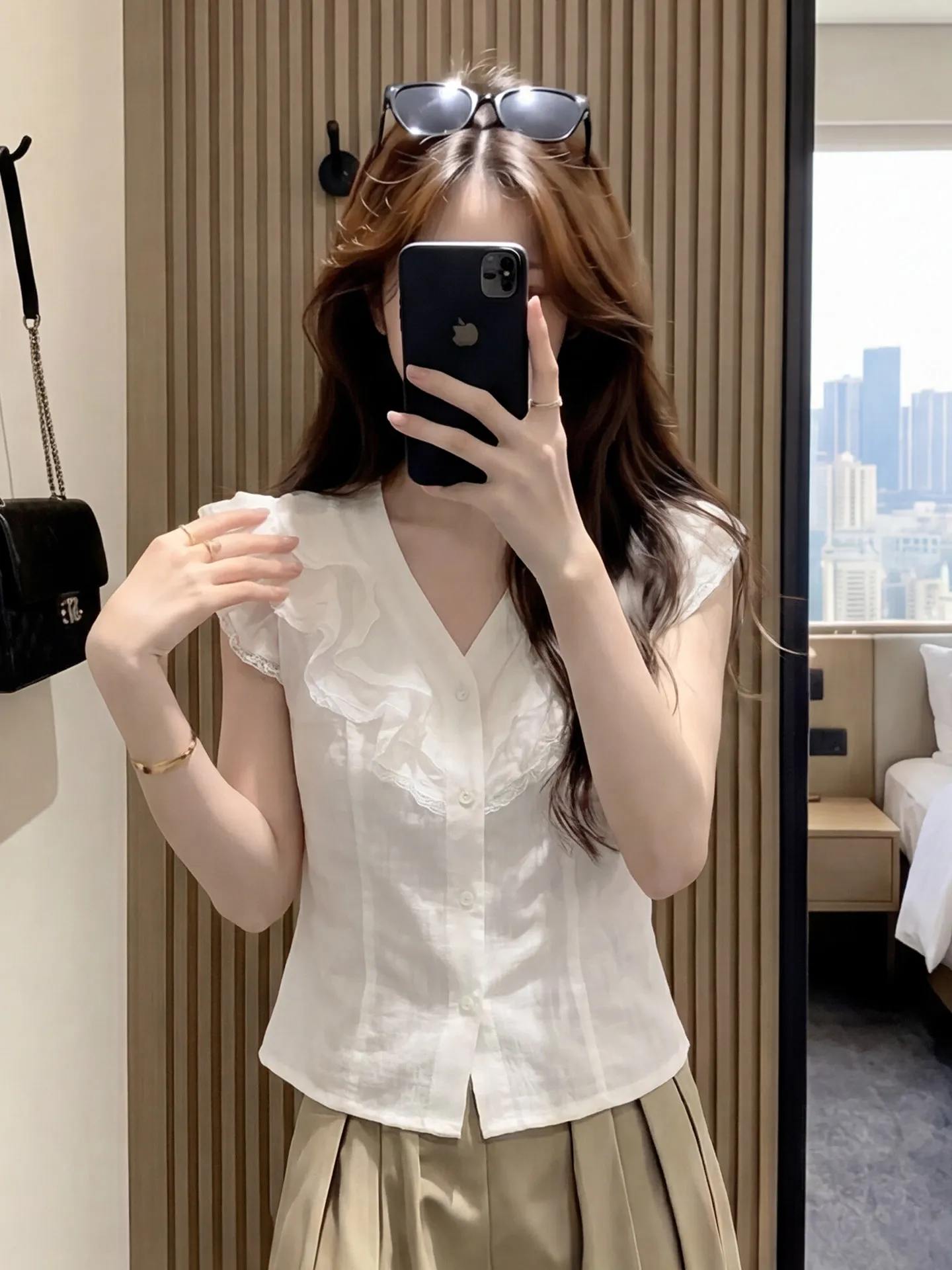 French Style Slim Fit Women's Shirt V-Neck Lace Trim Splice Breathable Summer Top Unique Design Good Looking White Blouse
French Style Slim Fit Women's Shirt V-Neck Lace Trim Splice Breathable Summer Top Unique Design Good Looking White Blouse