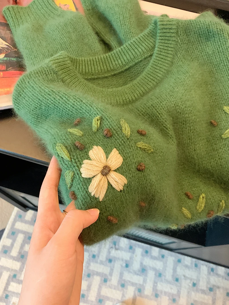 Chic Retro Green Floral Embroidery Soft Cozy Women's Knitted Sweater Spring New Style Lazy Fashion Knitwear Top
Chic Retro Green Floral Embroidery Soft Cozy Women's Knitted Sweater Spring New Style Lazy Fashion Knitwear Top