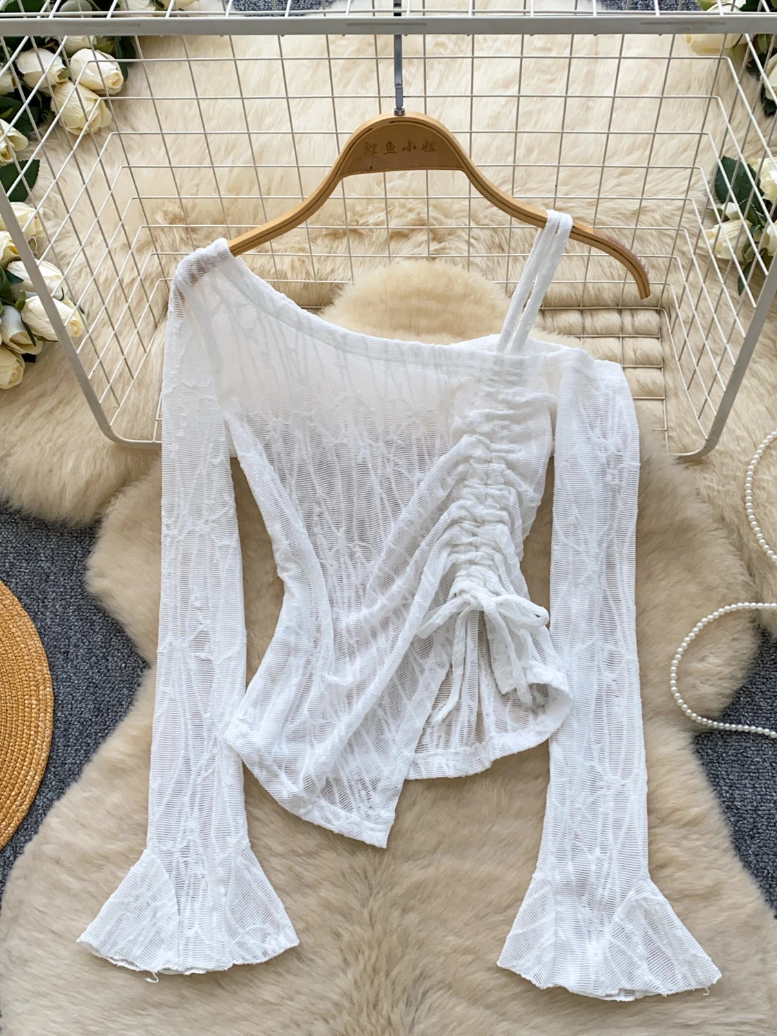 White Shoulder-baring Long Sleeve Drawstring Shirt Women's Spring Style Korean Commute Slimming Design Polyester Fiber Shirt
White Shoulder-baring Long Sleeve Drawstring Shirt Women's Spring Style Korean Commute Slimming Design Polyester Fiber Shirt