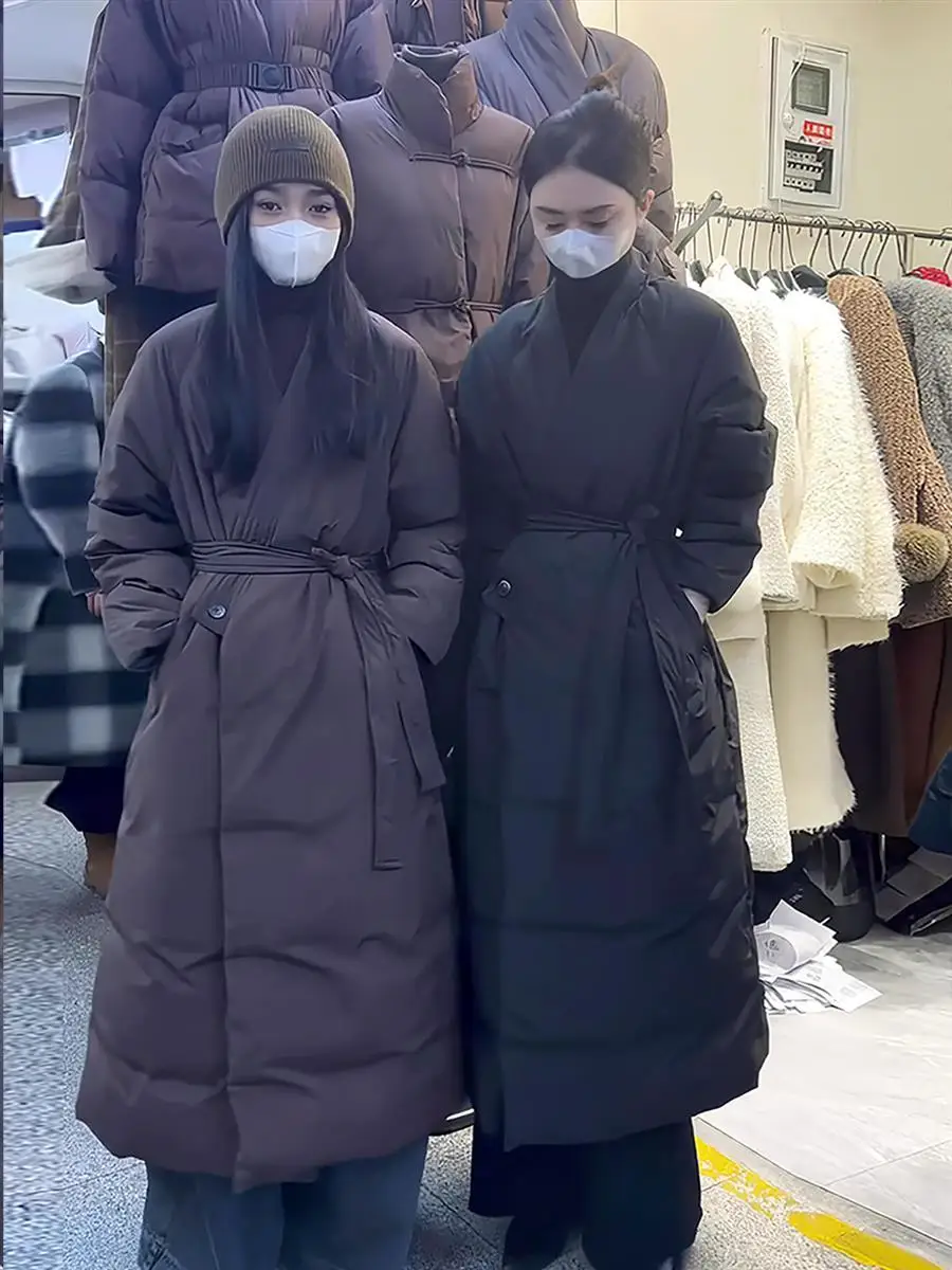 Укороченный белый пуховик в китайском стиле с V-образным вырезом на одной пуговице, длинными рукавами, поясом, в стиле Ханьфу, элегантный дизайн
Укороченный белый пуховик в китайском стиле с V-образным вырезом на одной пуговице, длинными рукавами, поясом, в стиле Ханьфу, элегантный дизайн