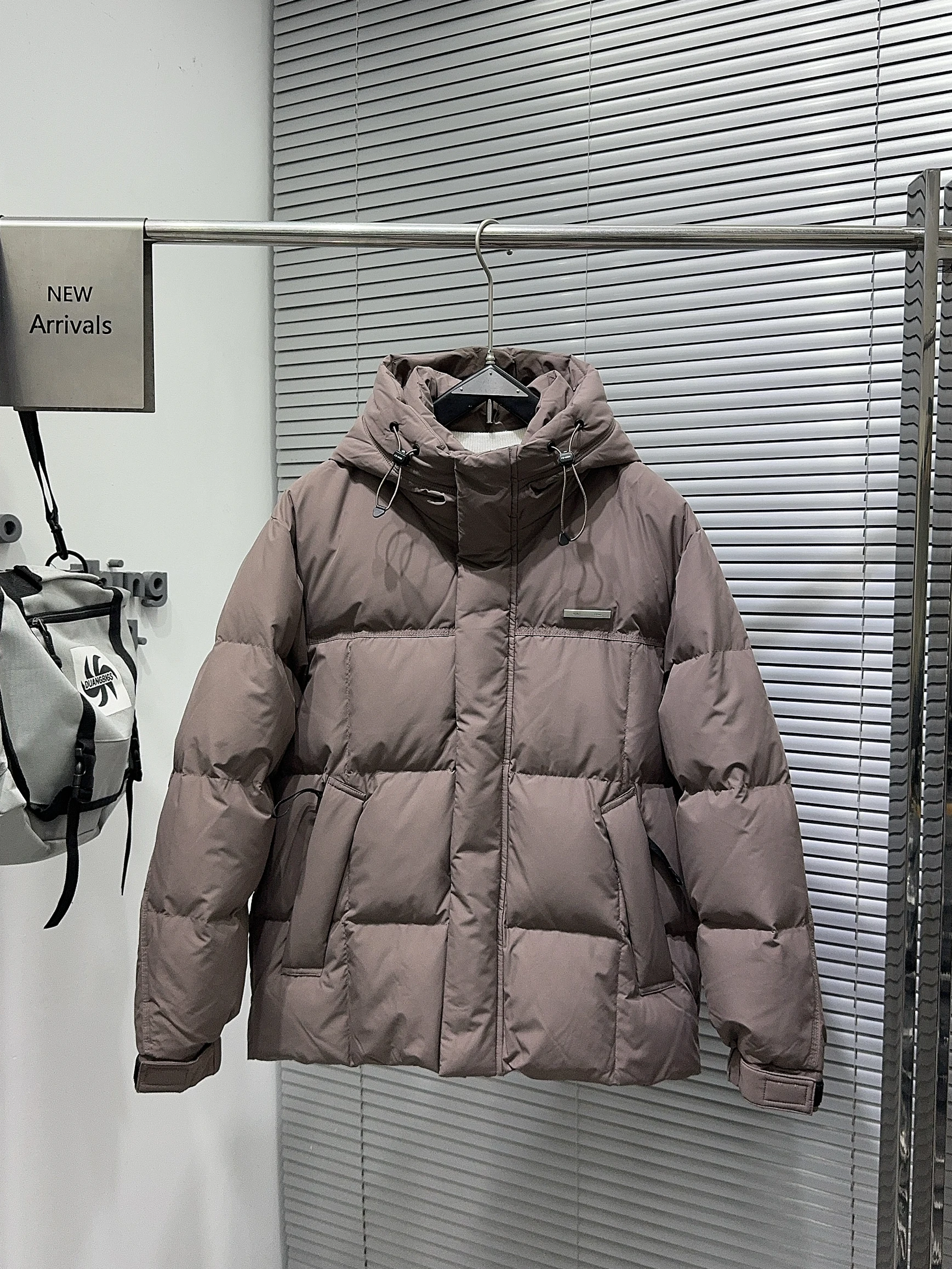 Мужская зимняя утепленная куртка-пуховик с капюшоном, теплая повседневная модель, 90% полиэстер, наполнитель - белый утиный пух
Мужская зимняя утепленная куртка-пуховик с капюшоном, теплая повседневная модель, 90% полиэстер, наполнитель - белый утиный пух