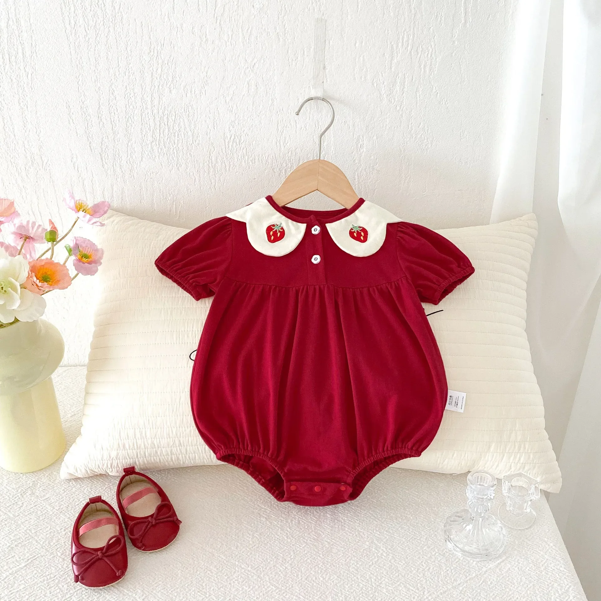 Vintage Red Strawberry Embroidered Baby Romper 0-2Y Girl’s Summer Short Sleeve Bodysuit Birthday Holiday Celebrating Costumes
Vintage Red Strawberry Embroidered Baby Romper 0-2Y Girl’s Summer Short Sleeve Bodysuit Birthday Holiday Celebrating Costumes