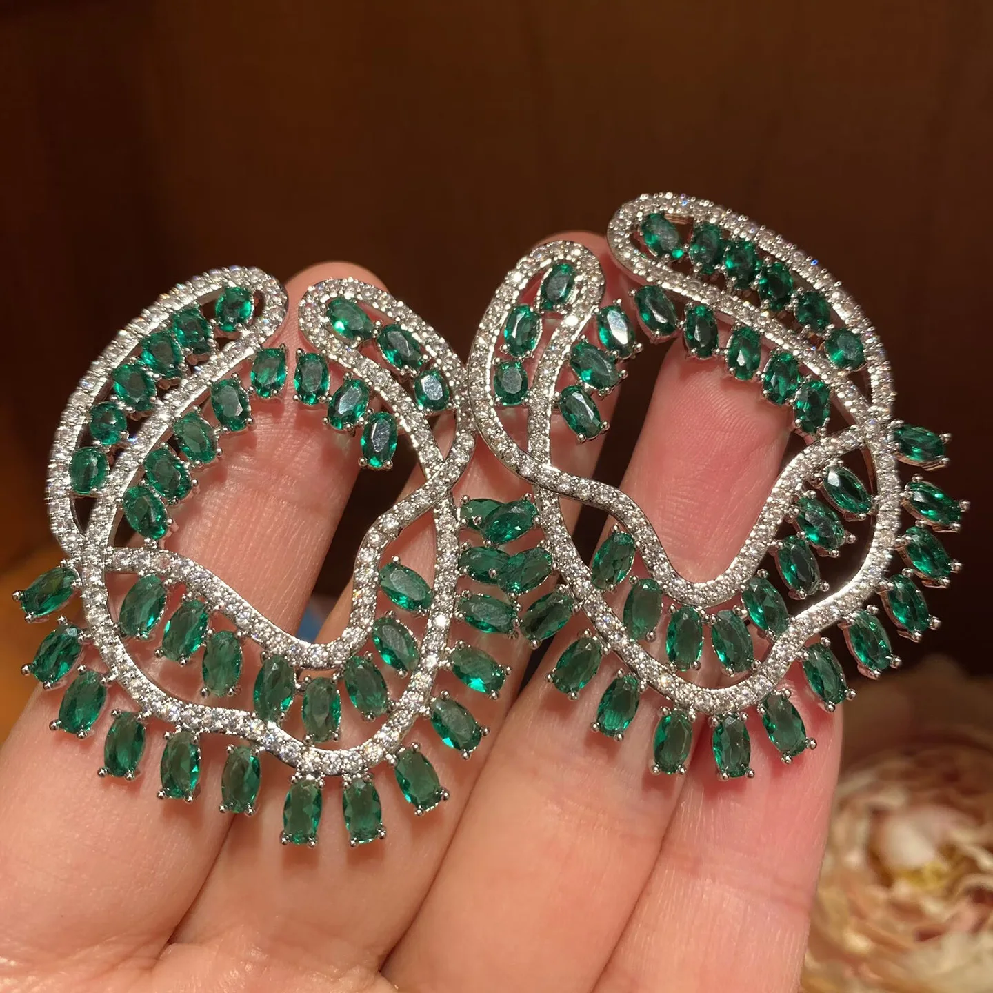 Exaggerated S925 Sterling Silver Green Leaf Wave Earrings Fashionable Dangle Jewelry for Women
Exaggerated S925 Sterling Silver Green Leaf Wave Earrings Fashionable Dangle Jewelry for Women