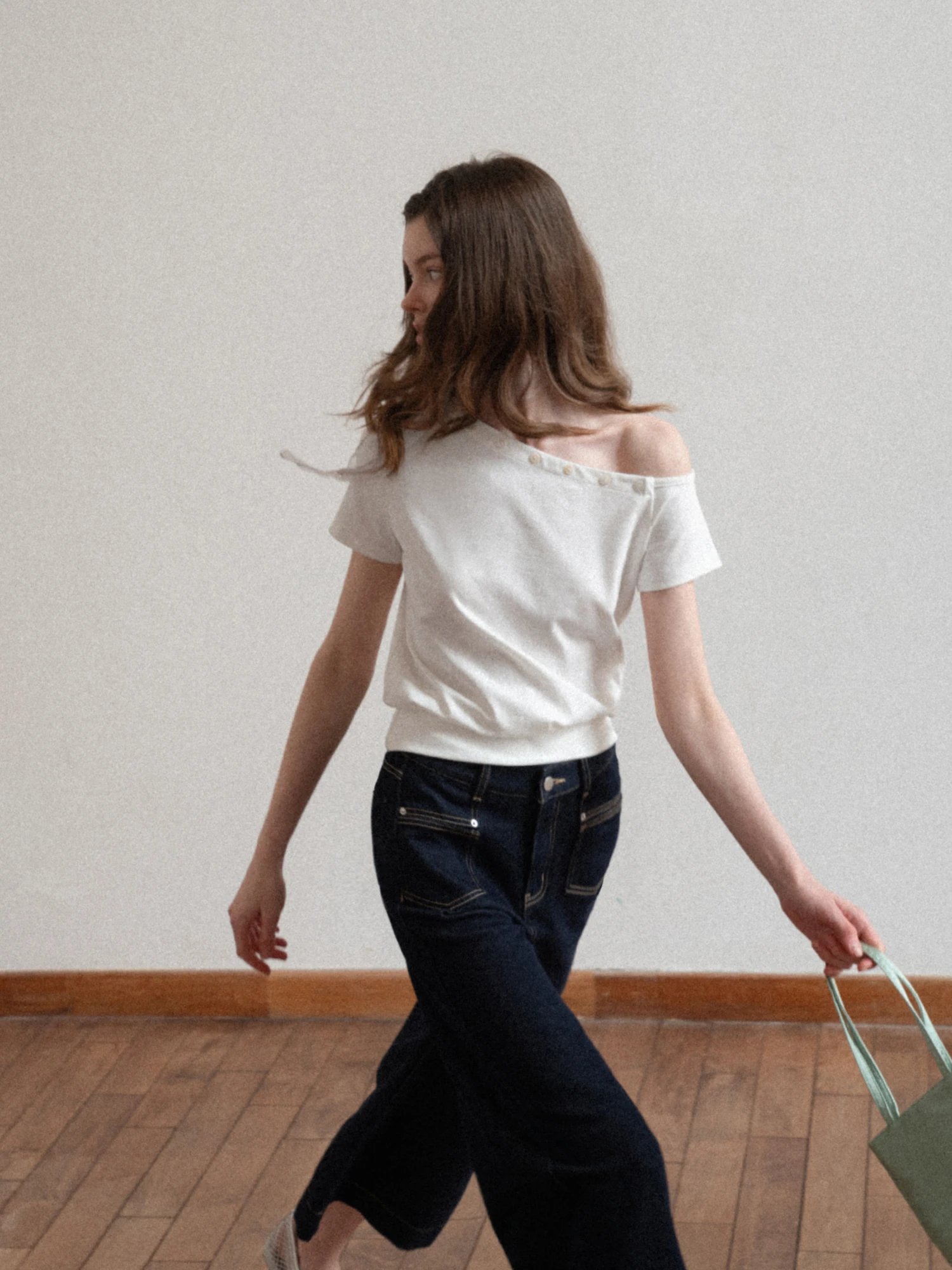 Eggka White Button Design Asymmetrical Shoulder Rcelle Short Sleeve T-Shirt Women Summer Shoulder Bared Slimming Versatile Top
Eggka White Button Design Asymmetrical Shoulder Rcelle Short Sleeve T-Shirt Women Summer Shoulder Bared Slimming Versatile Top