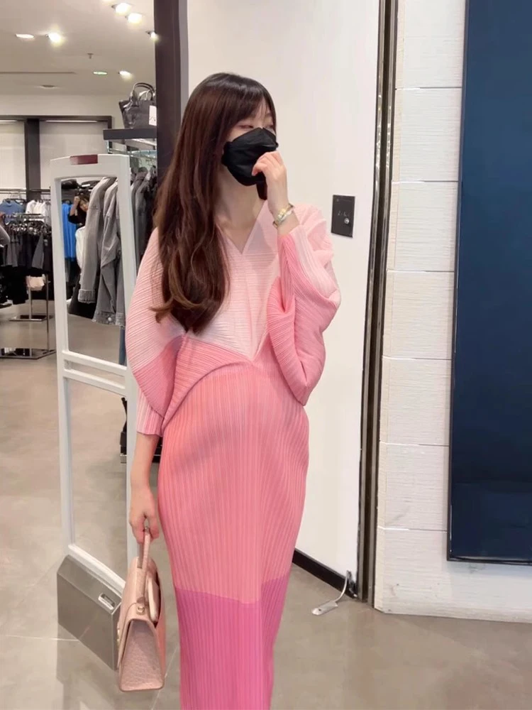 Three Houses Art Creation Large Size Belly Covering V-neck Batwing Sleeve Dress Summer Trend Splicing Pleated Maternity Skirt
Three Houses Art Creation Large Size Belly Covering V-neck Batwing Sleeve Dress Summer Trend Splicing Pleated Maternity Skirt