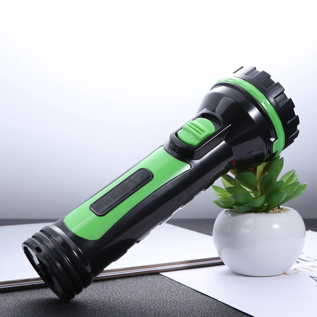 Portable Mini Flashlight High Brightness LED White Light ABS Material Sturdy Long Lifespan Outdoor Phone Dock Station Charging
Portable Mini Flashlight High Brightness LED White Light ABS Material Sturdy Long Lifespan Outdoor Phone Dock Station Charging